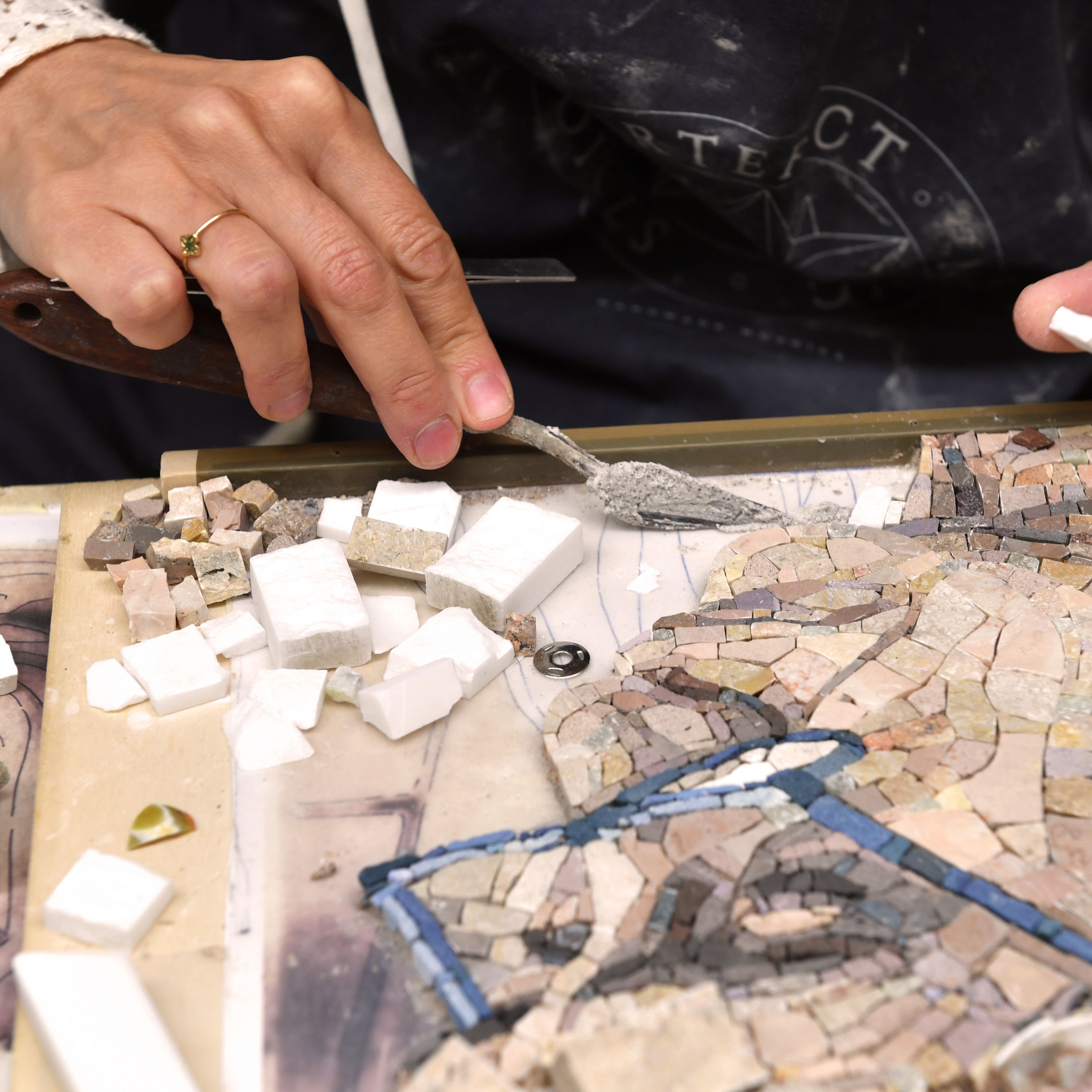 工作中的马赛克工匠