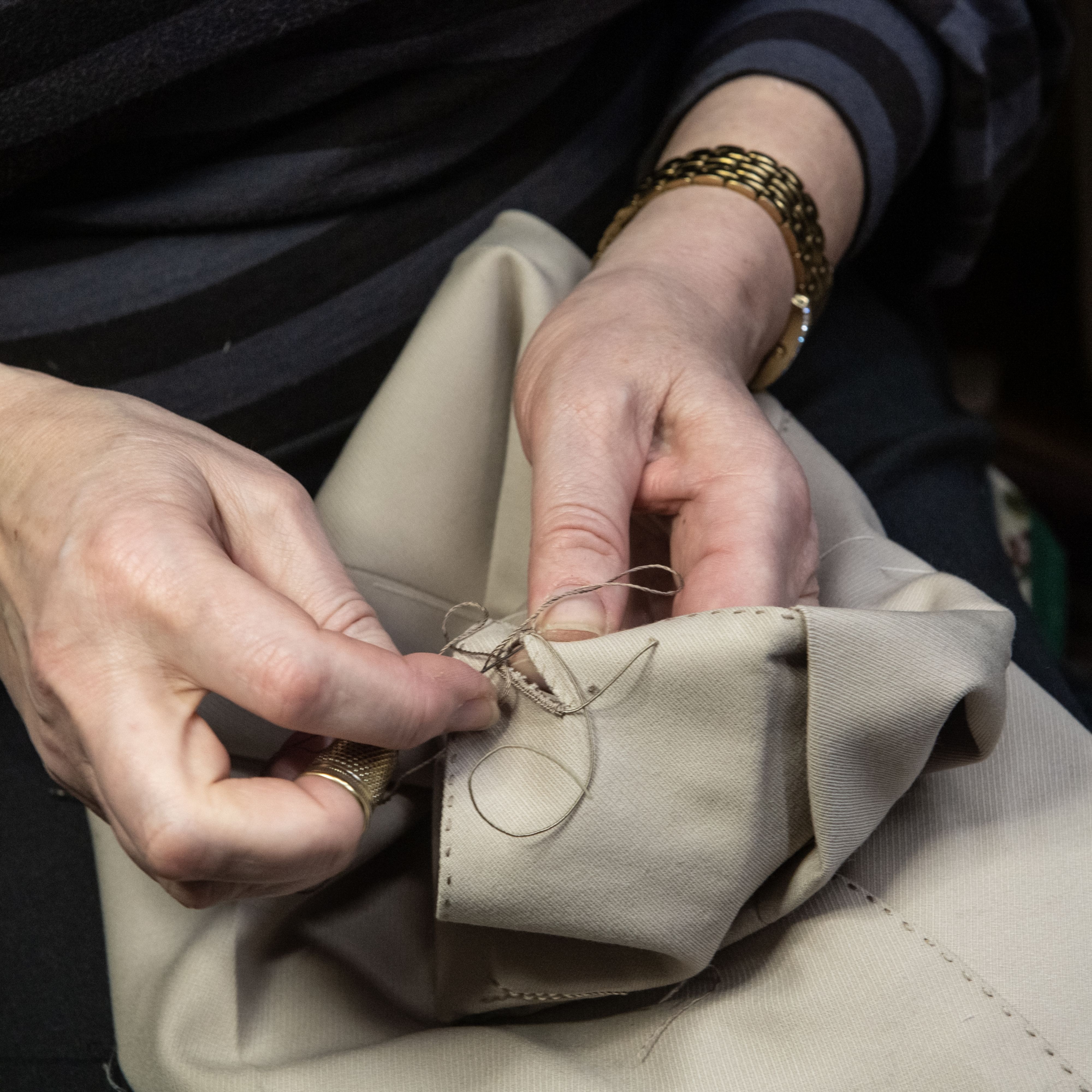 正在缝制衣物的裁缝