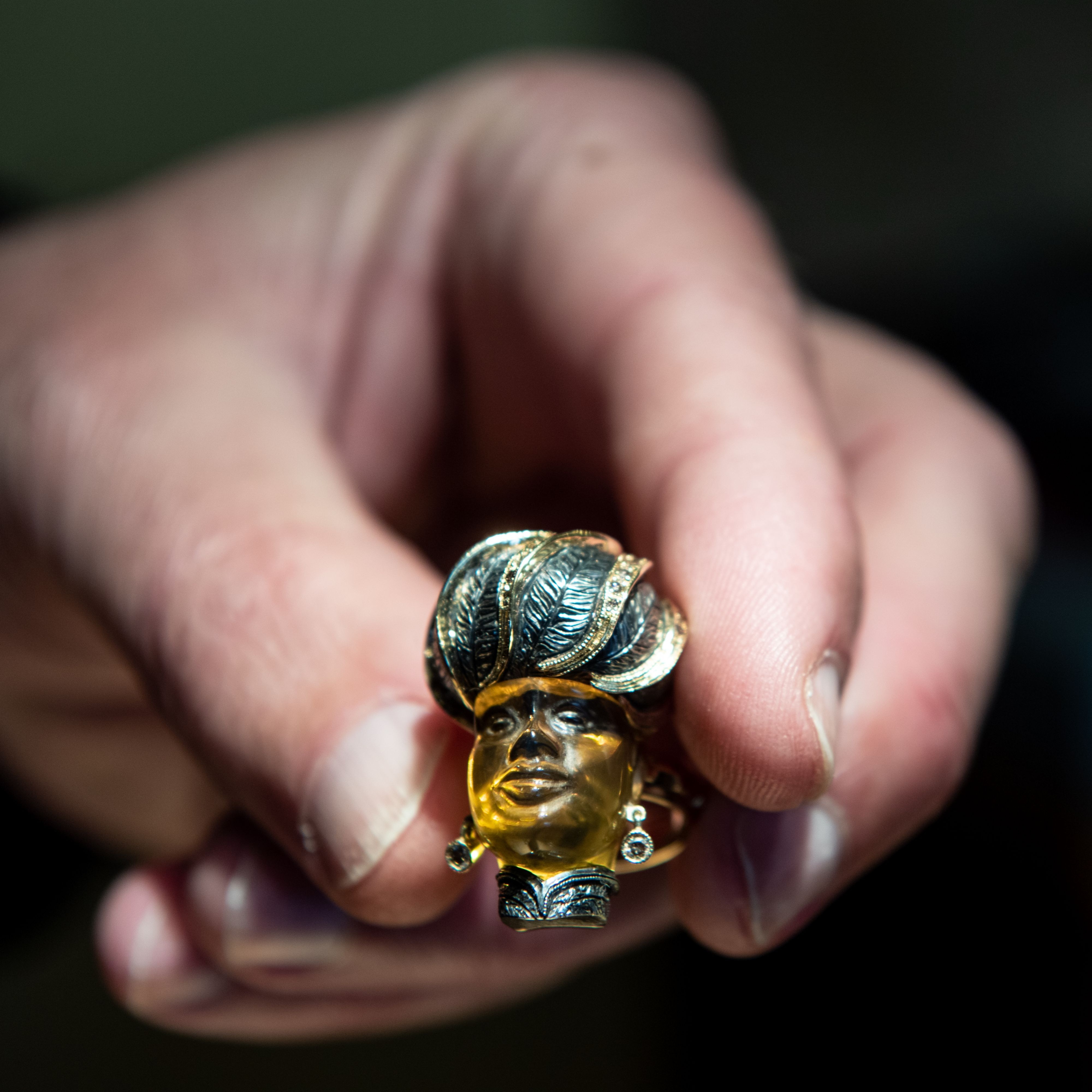 手持华丽戒指的人