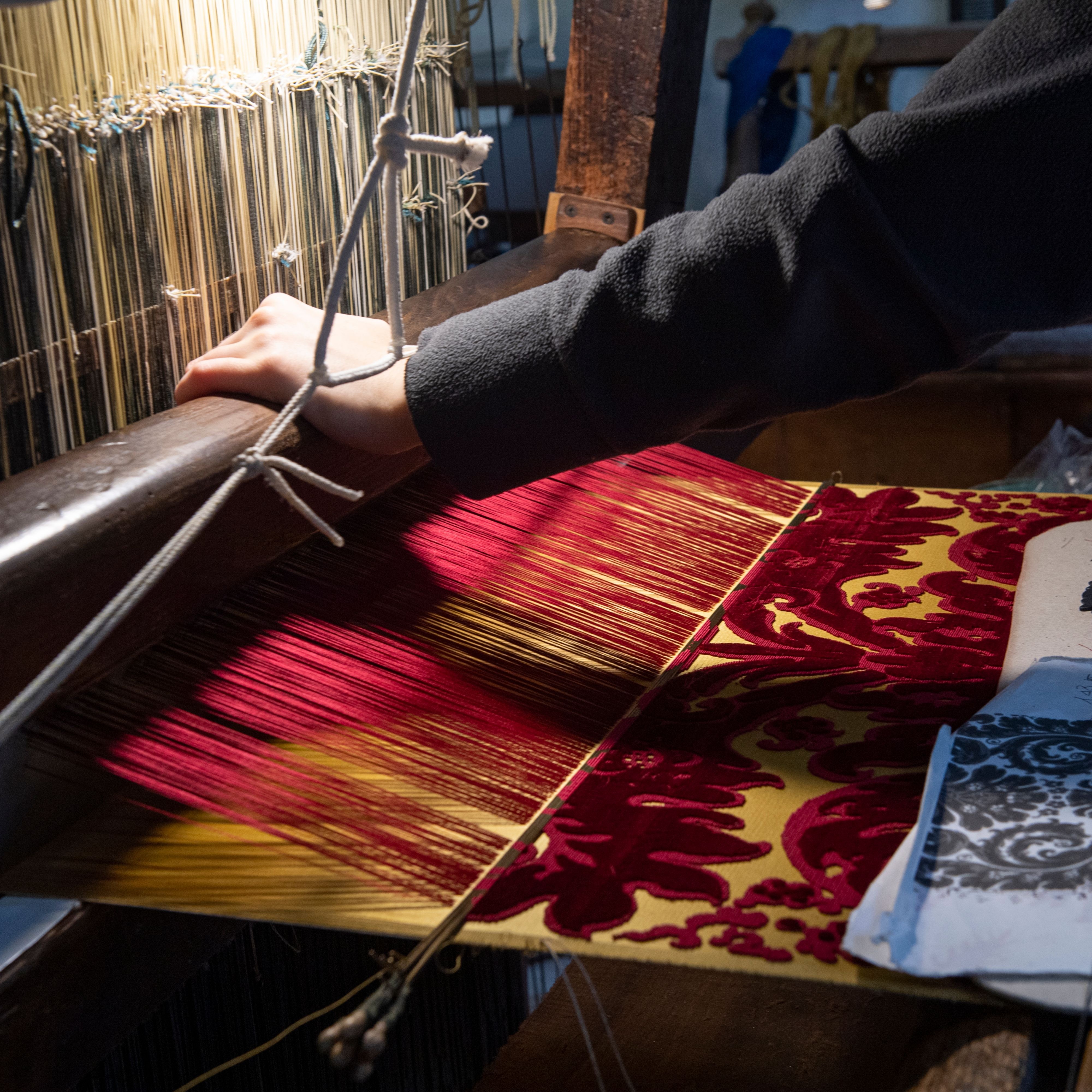 工作中的织布工