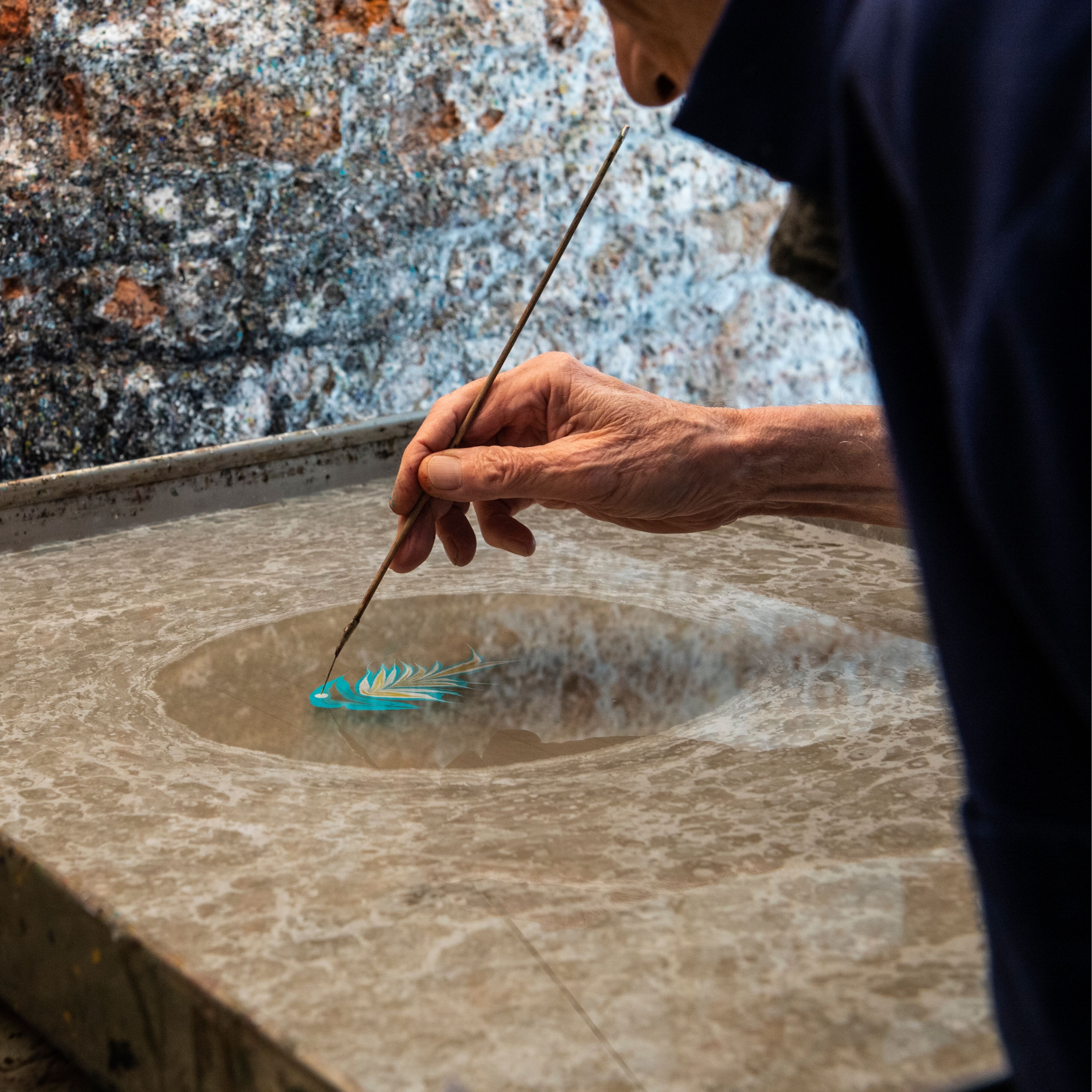 用大理石纹纸的艺术家