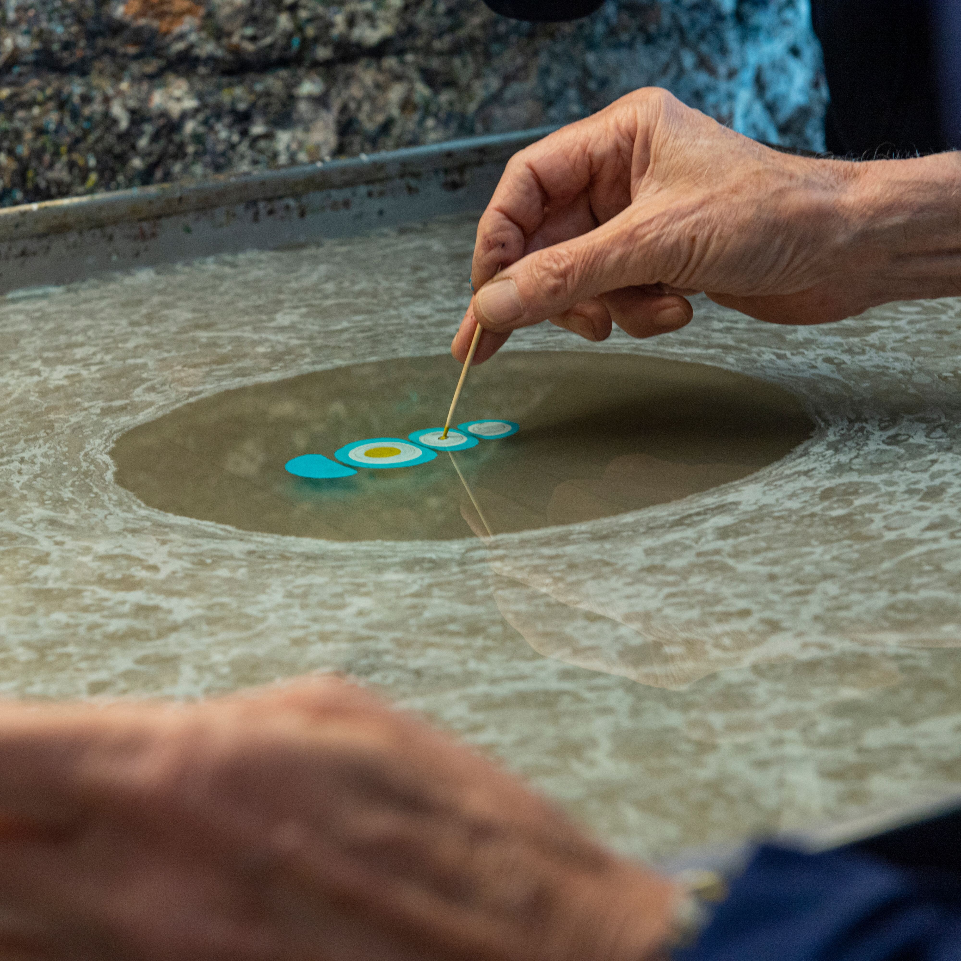 工作中的马赛克工匠