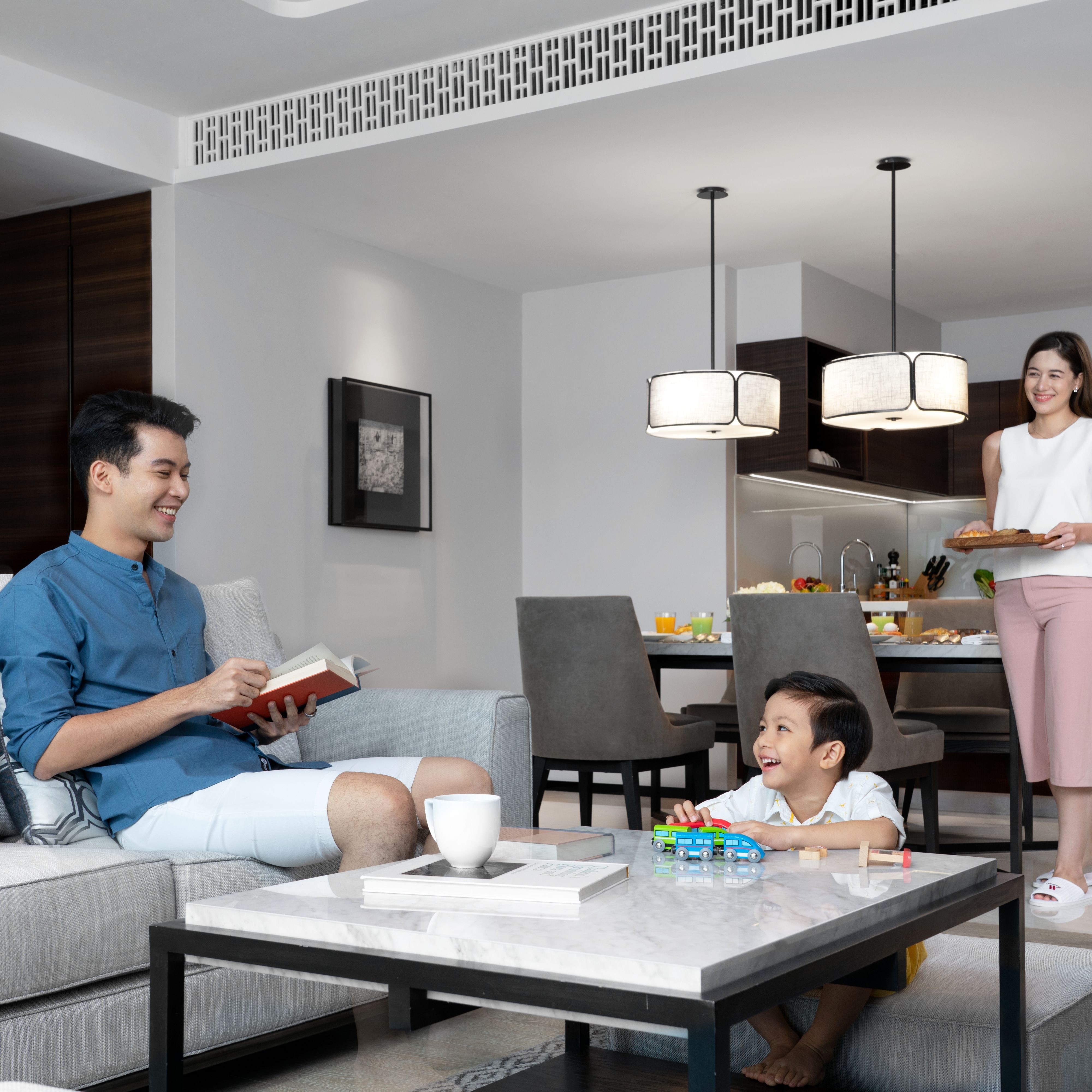 双卧室公寓式套房 - 厨房和起居区