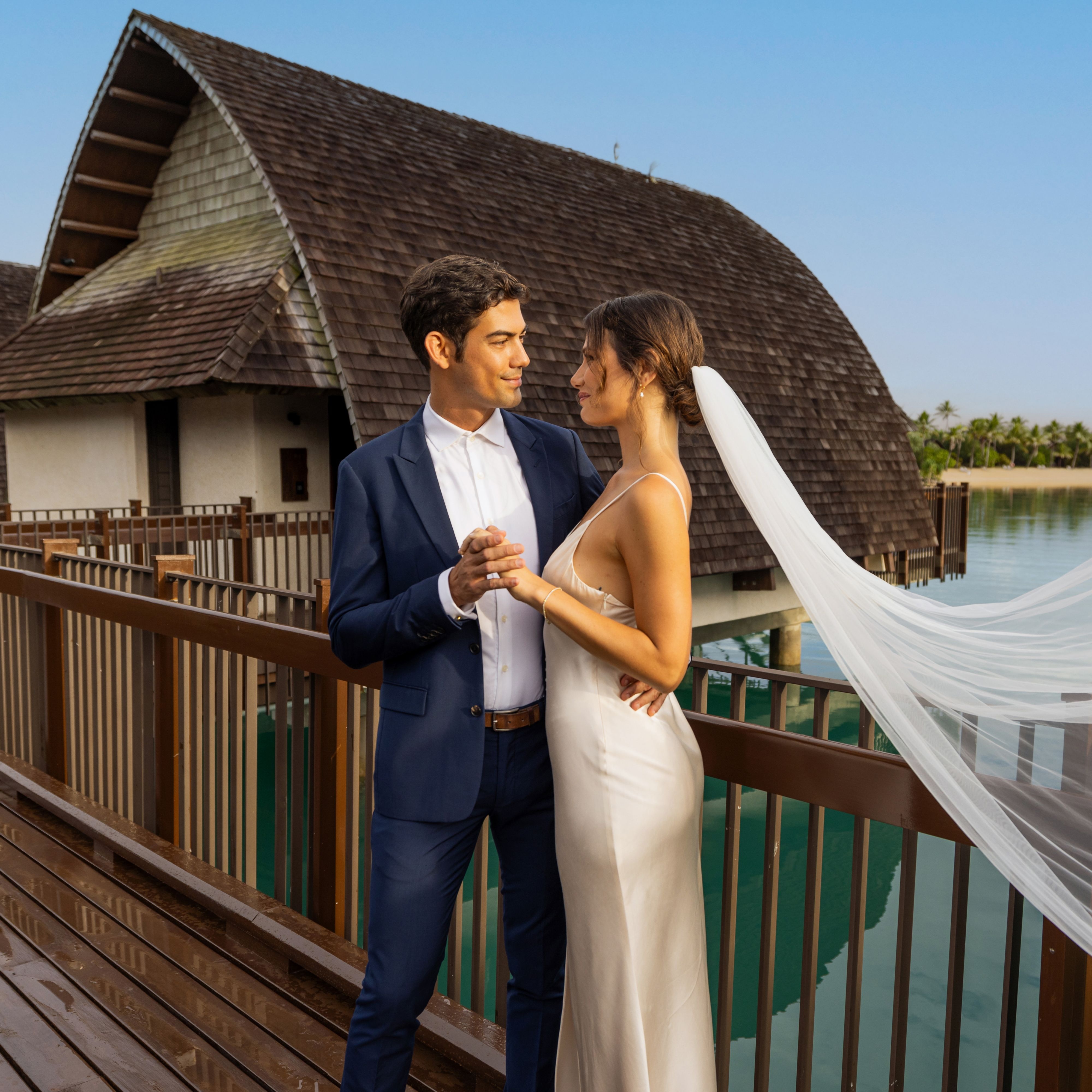 新郎新娘拍摄婚纱照