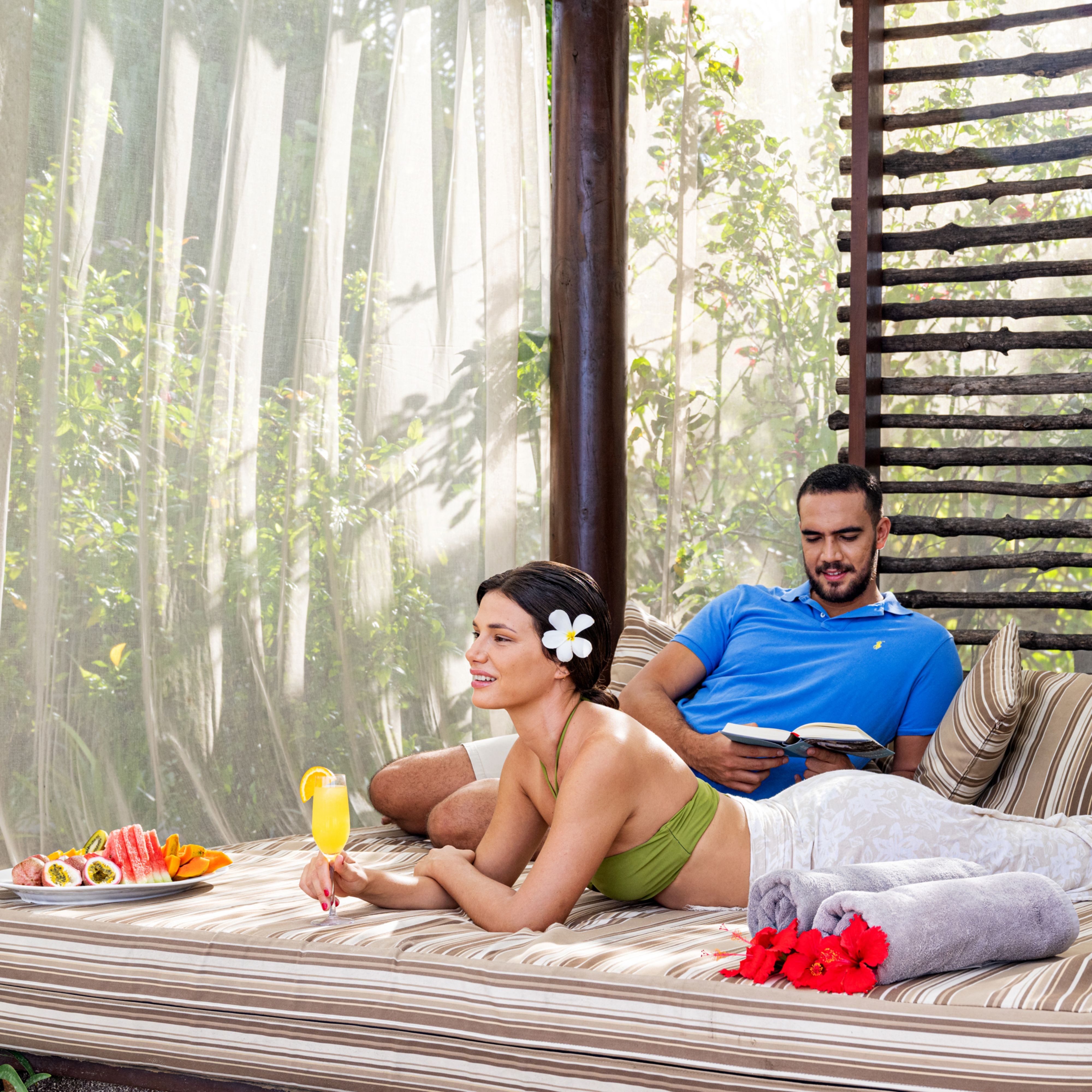 在凉亭里放松的情侣