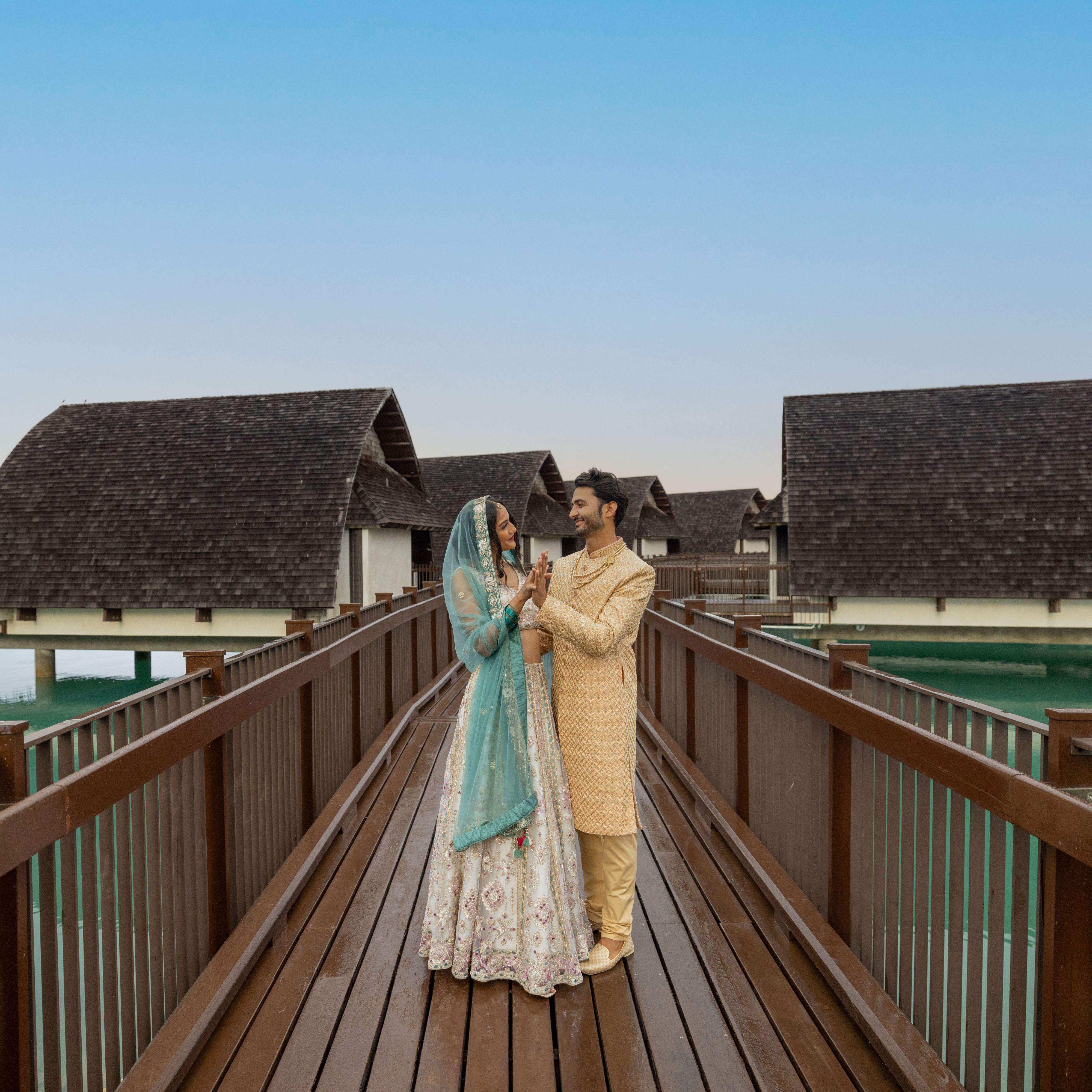 站在桥上的印度夫妇