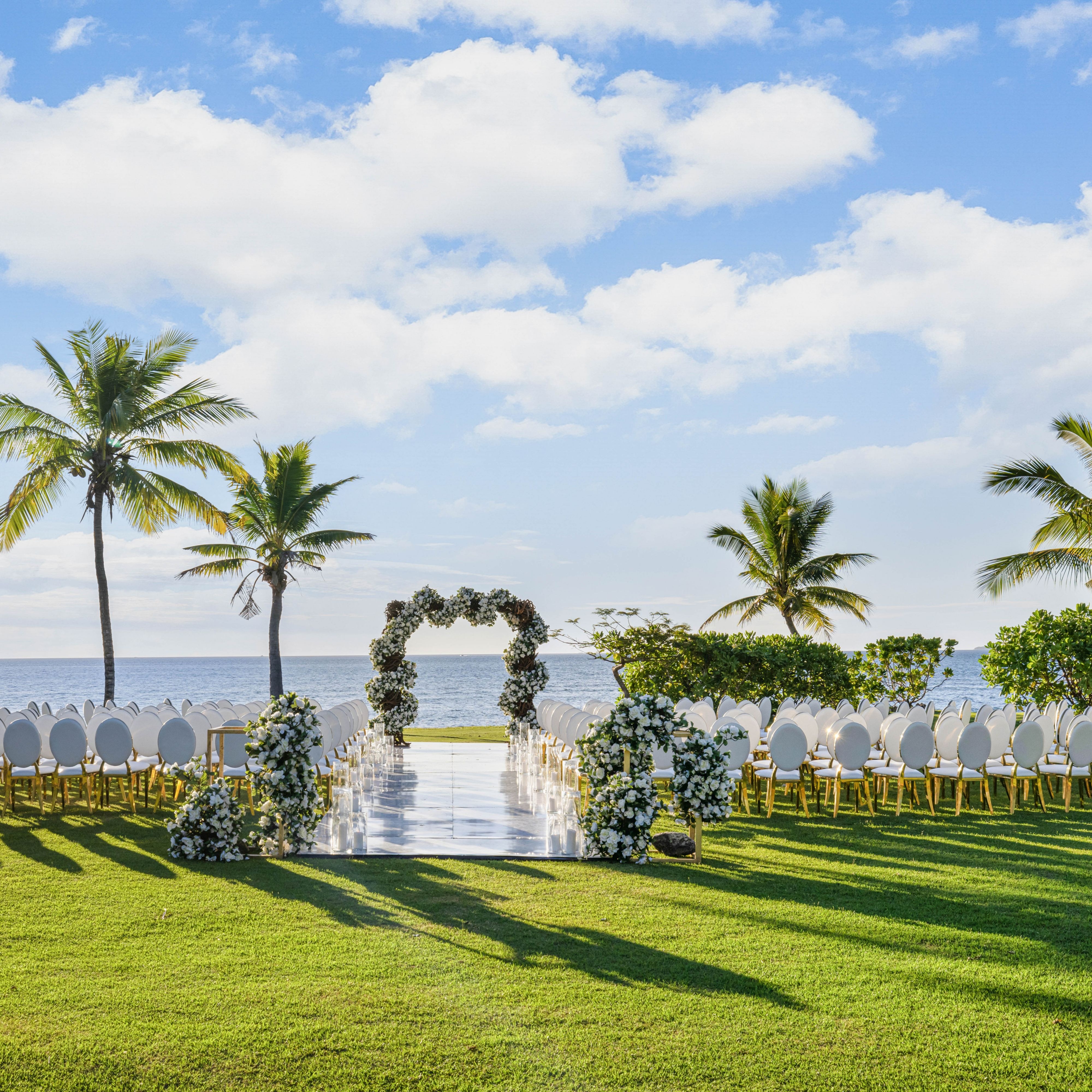 俯瞰水景的户外婚礼仪式布置