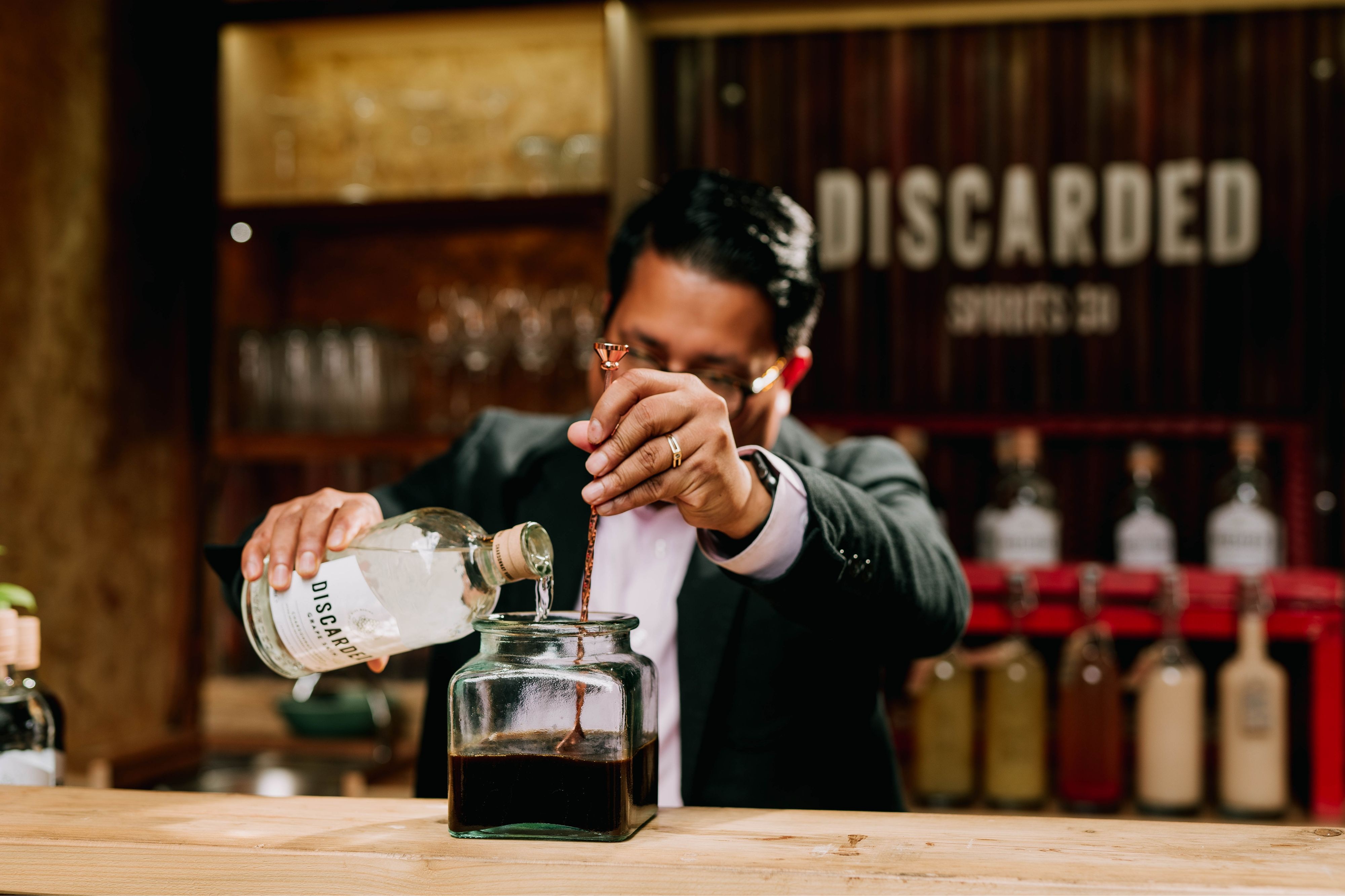 调酒师正在制作鸡尾酒