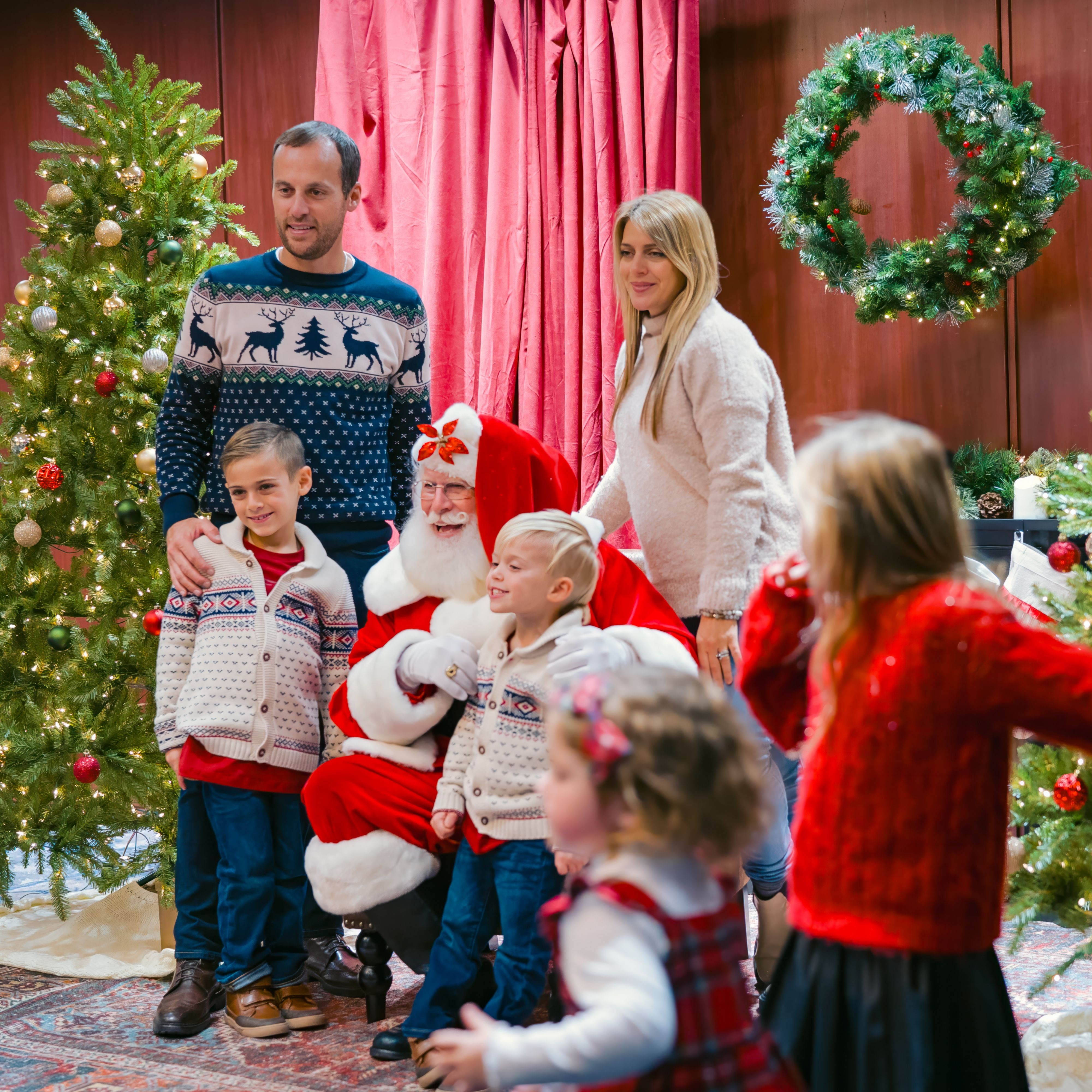 与圣诞老人合影的家庭