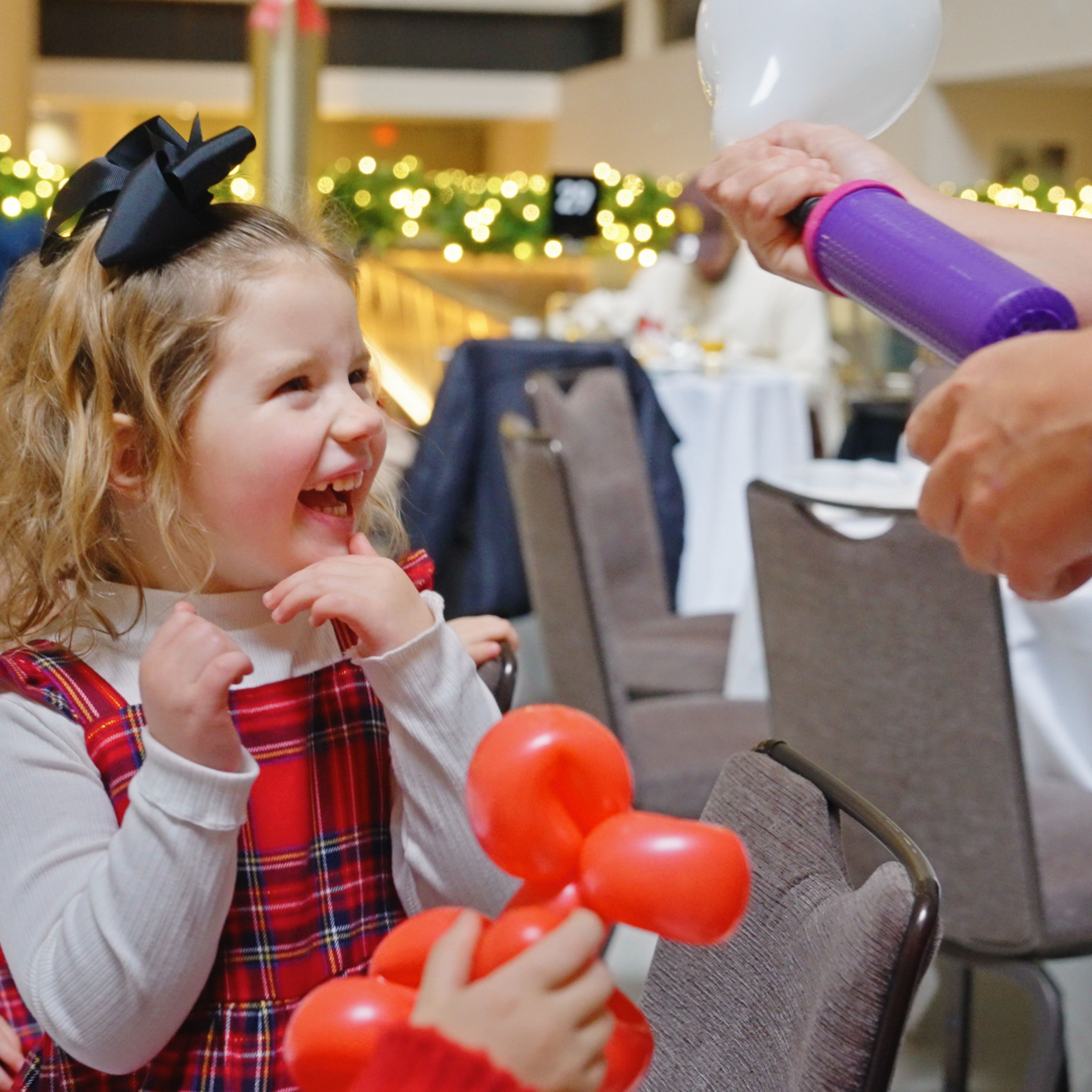 Un niño recibiendo un globo 2