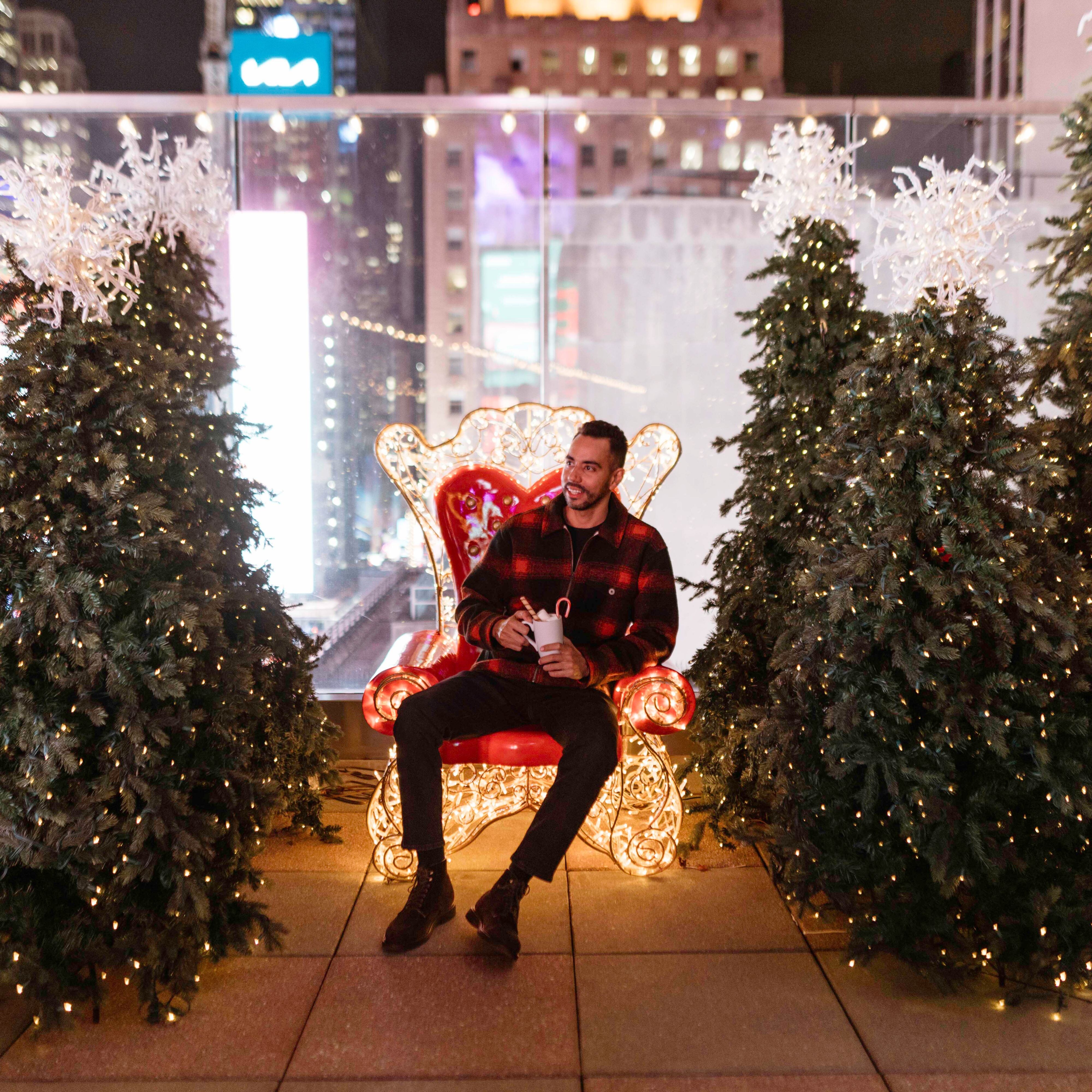 坐在户外露台上的男士