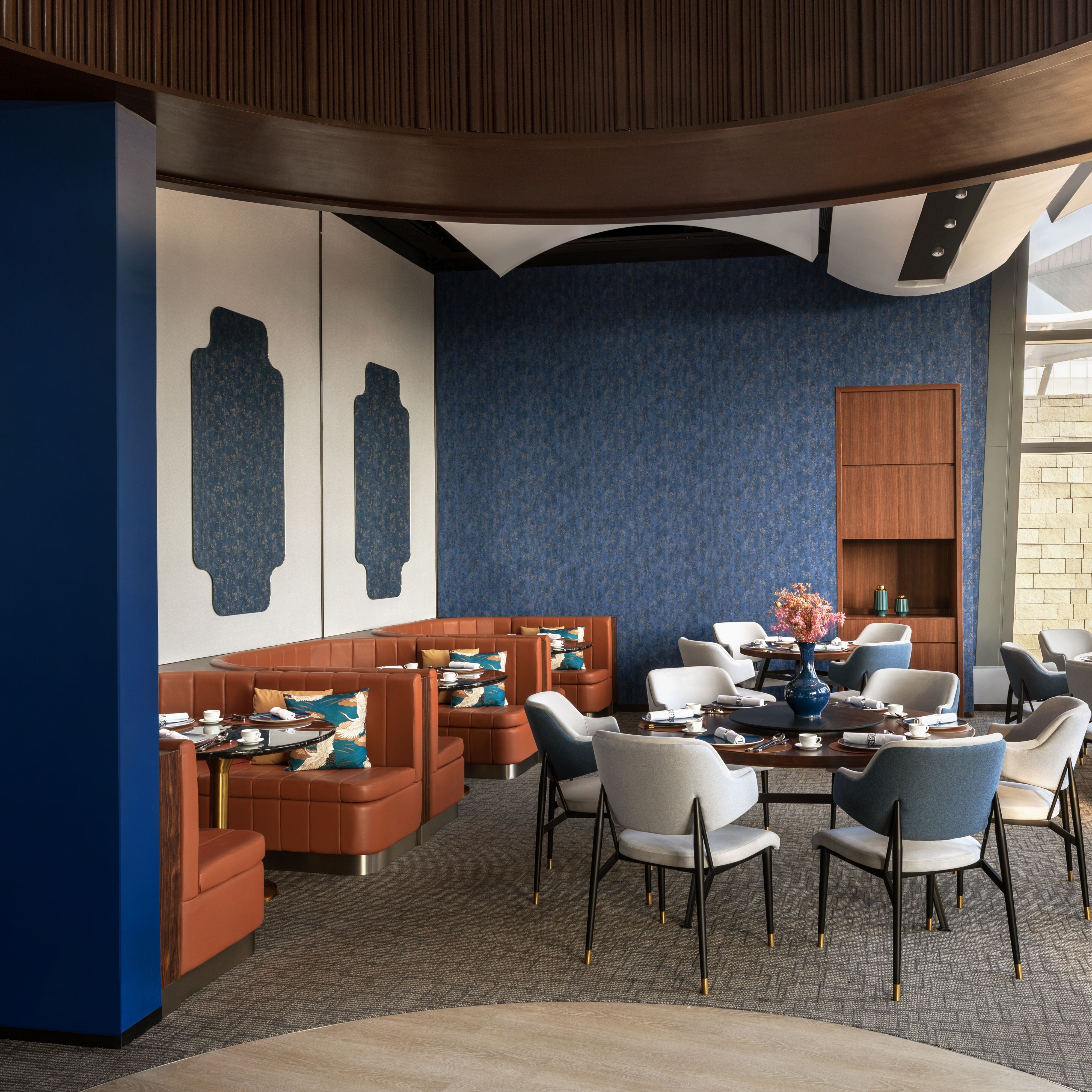 展示深蓝色和木质风格的用餐区