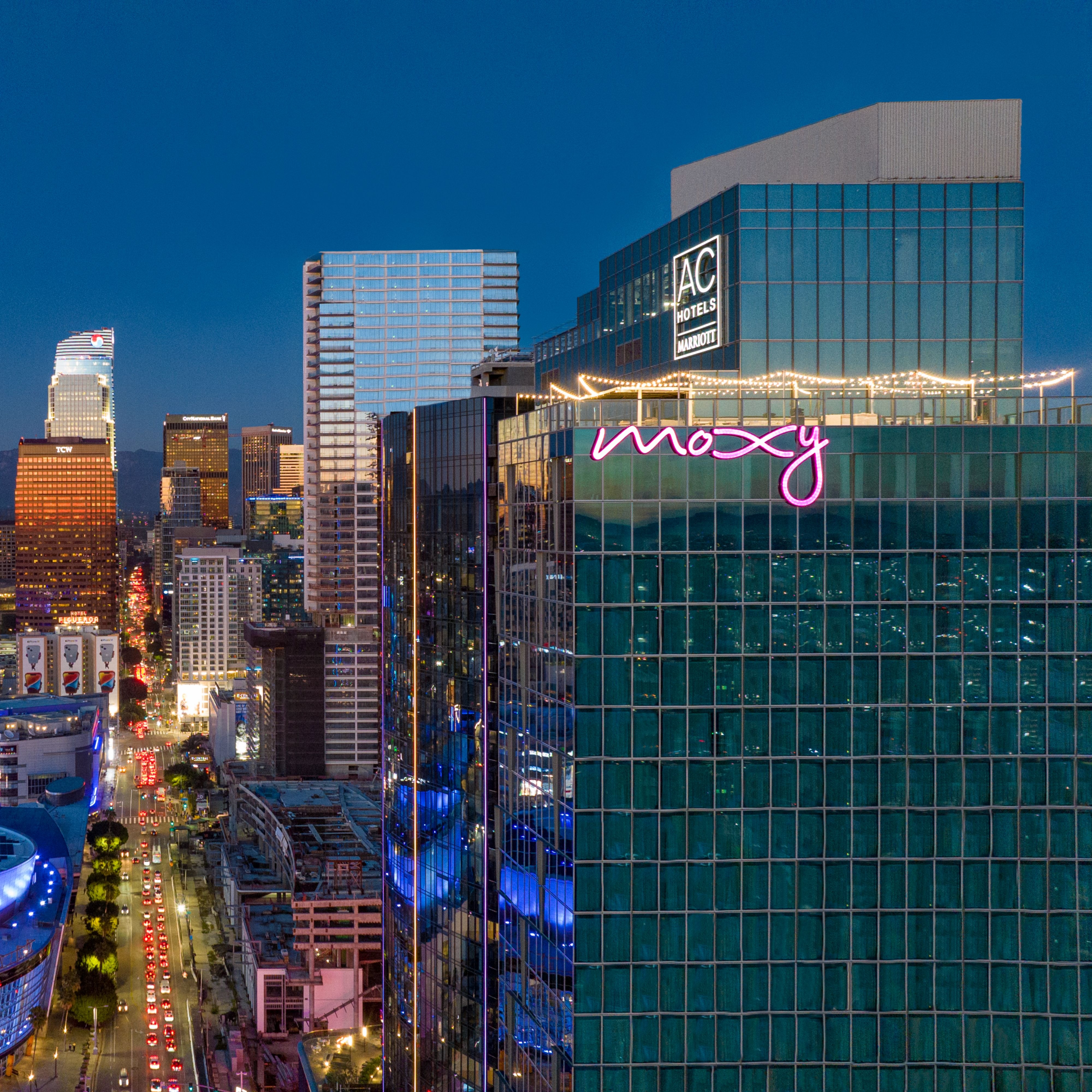 黄昏时分的酒店建筑外观和洛杉矶市中心景象  