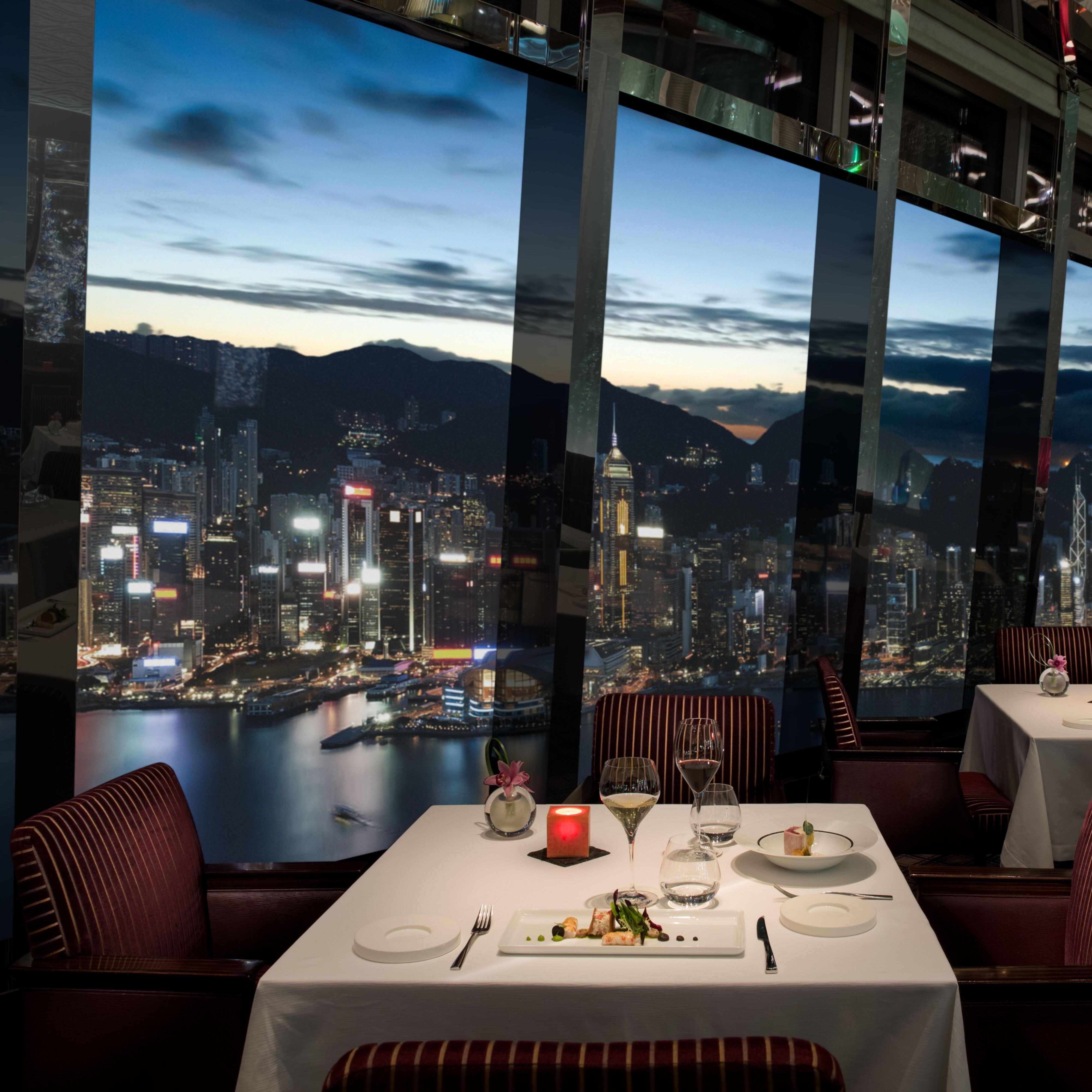 餐厅带落地窗并可以俯瞰维多利亚港