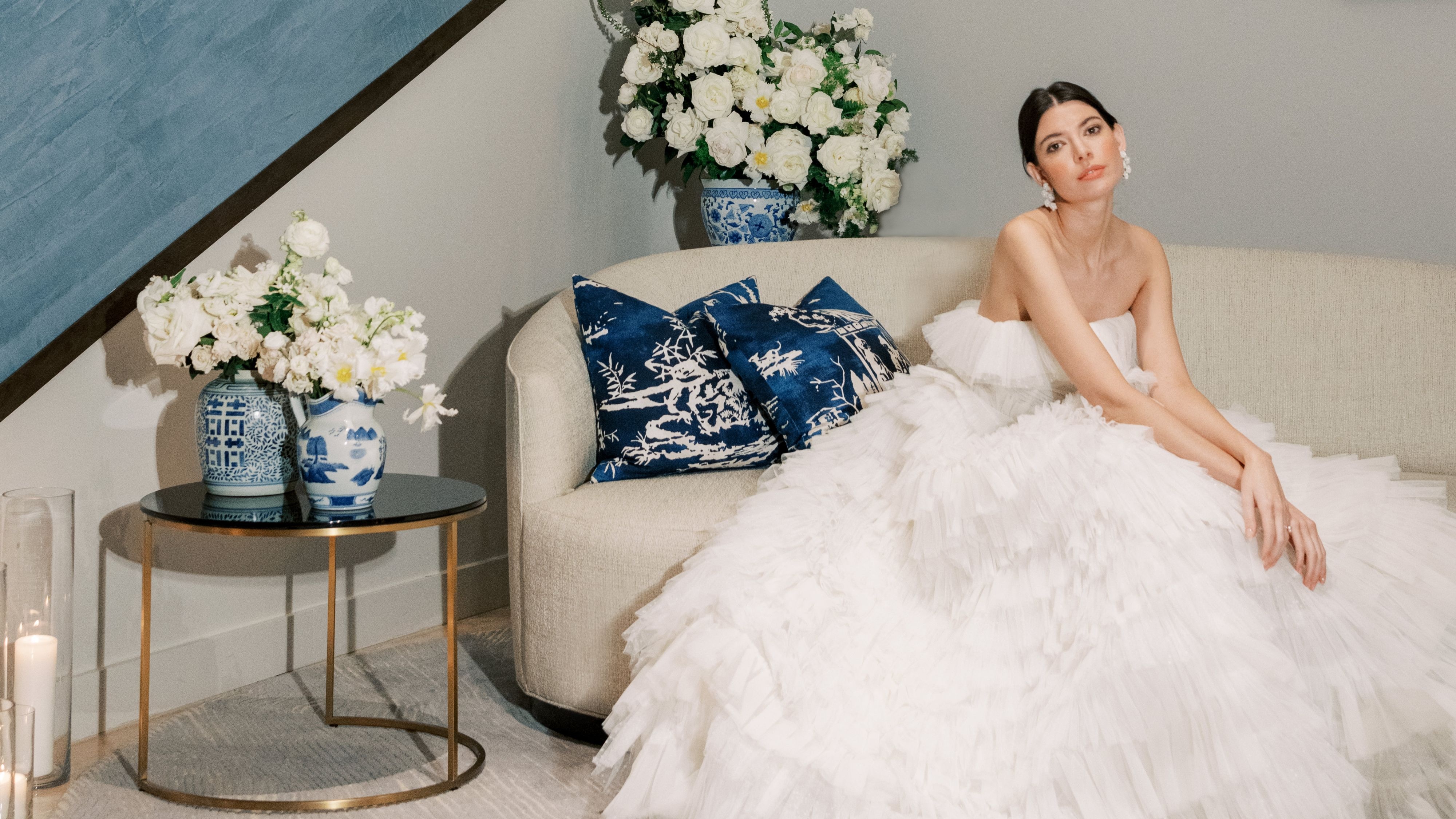 一个身穿白色婚纱店新娘坐在丽思卡尔顿酒店的沙发上