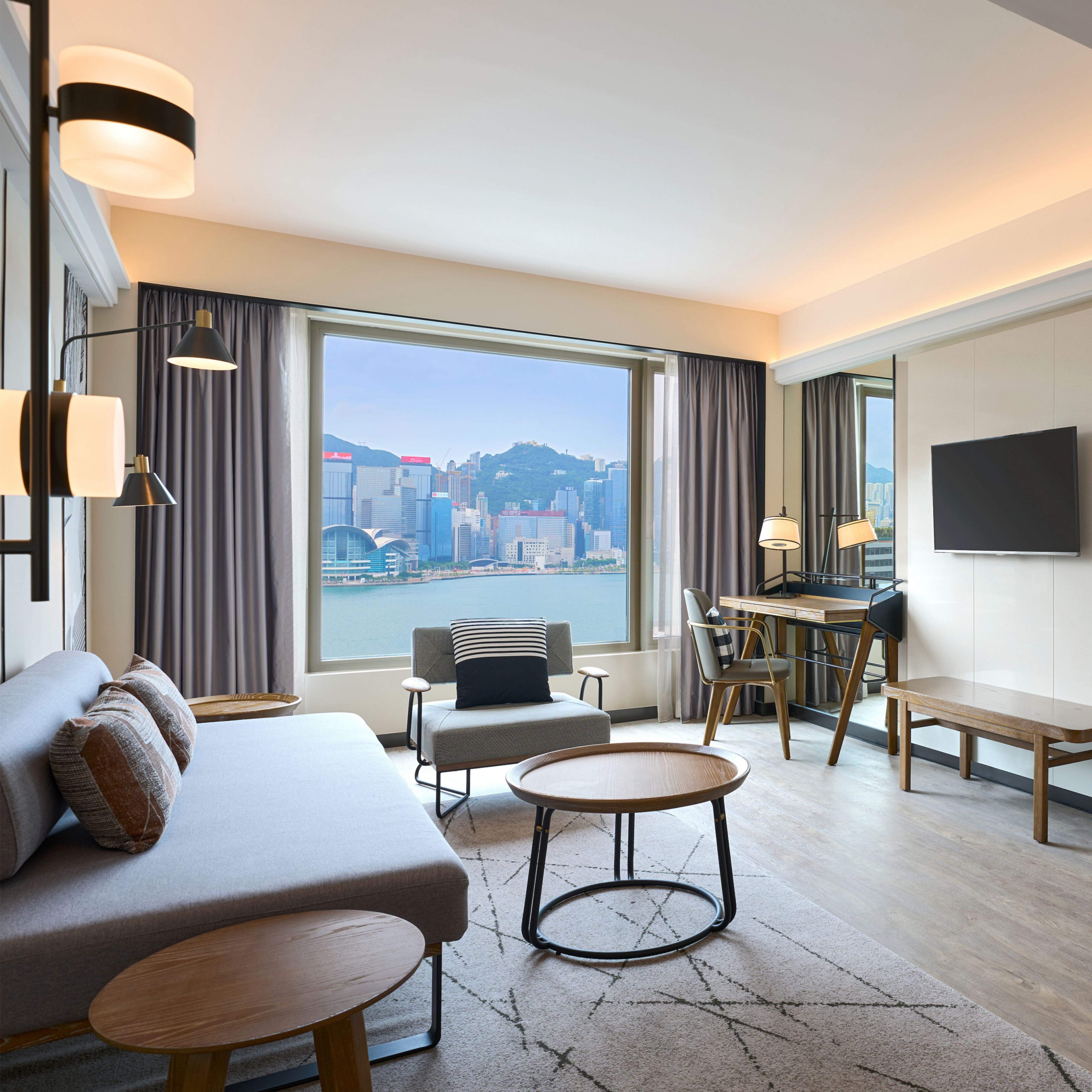 带沙发和办公桌的景观套房起居室。