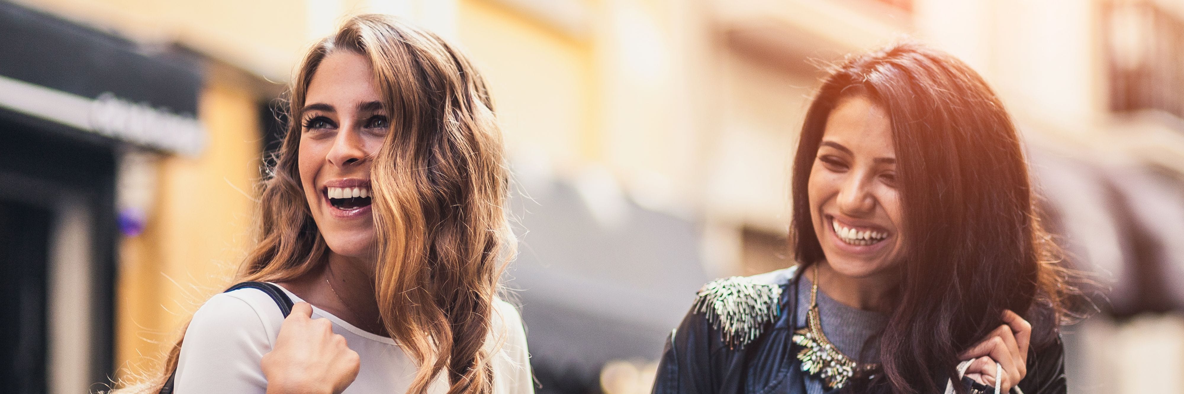 提着购物袋的女士