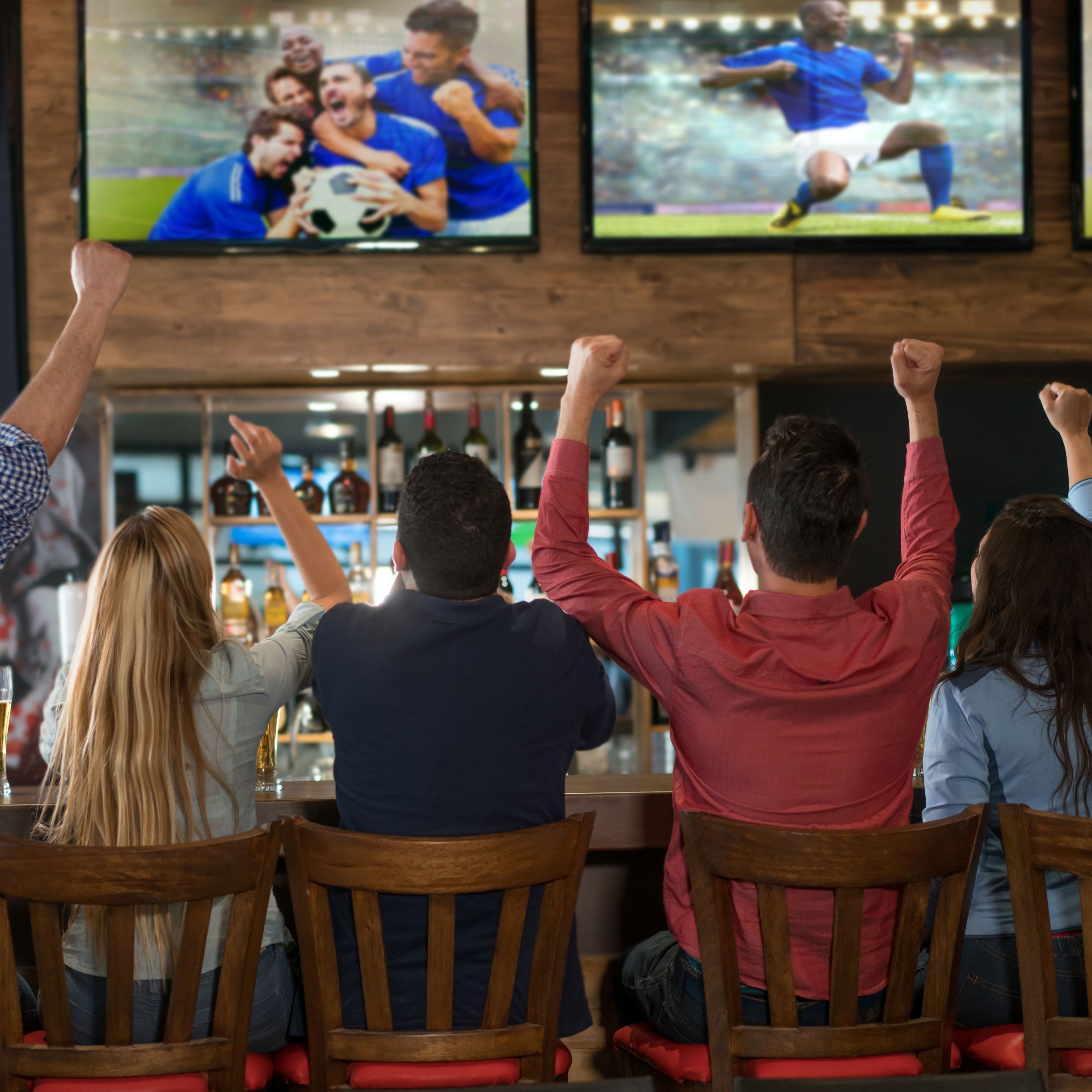 酒吧、拉丁美洲、餐饮业、社交聚会、下班后、女性、男性、人群、庆祝、夜生活、获胜、啤酒杯、家庭团聚、20至29岁、青年、高举手臂、饮酒、乐趣、拉丁裔和西班牙裔、聚会、射门进球、友谊、激动人心、体育、饮食、欢呼雀跃、足球、人们、哥伦比亚、酒吧—饮酒场所、电视、烈酒、饮品、体育酒吧、体育迷、观赛、重聚—社交聚会