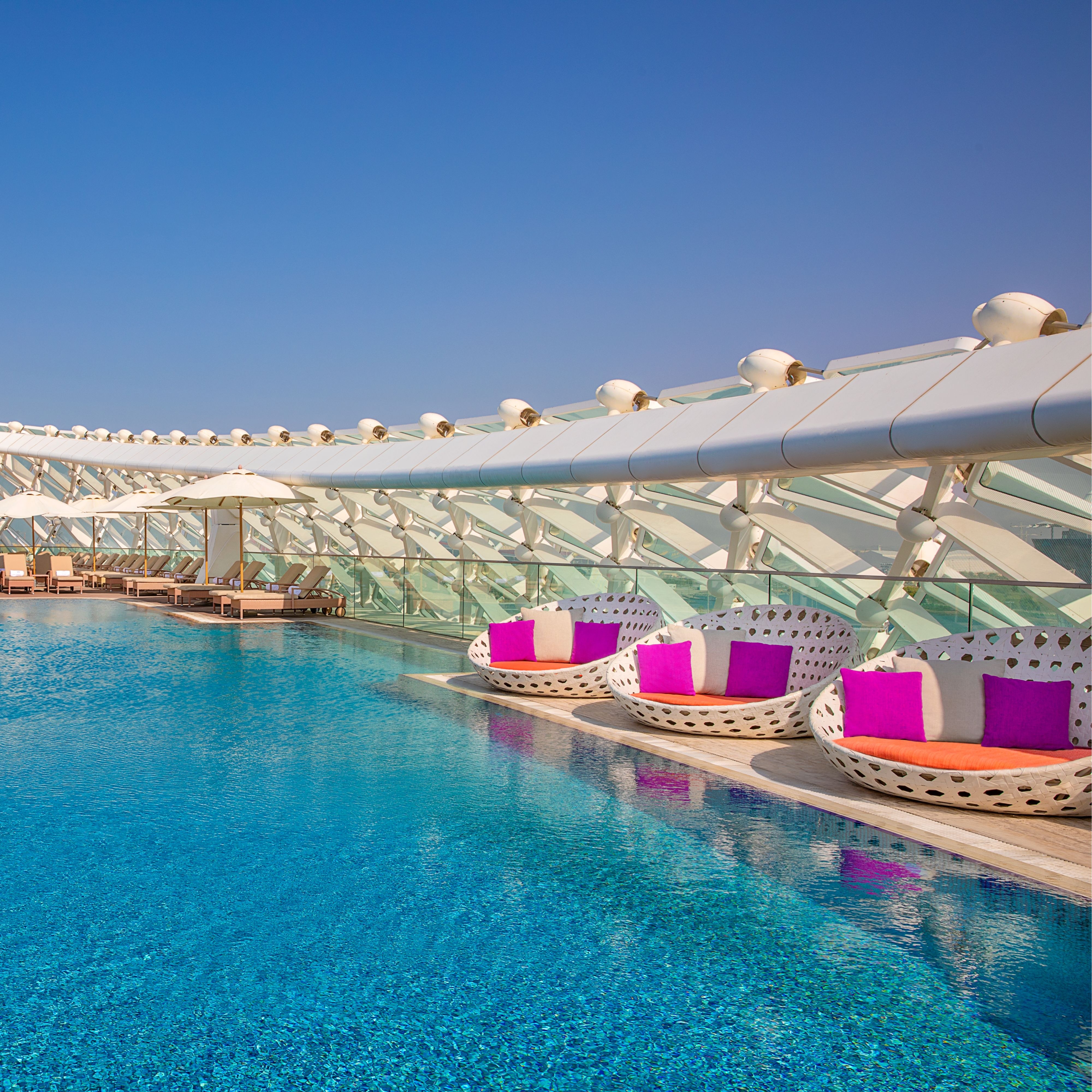 室外游泳池旁的休闲椅