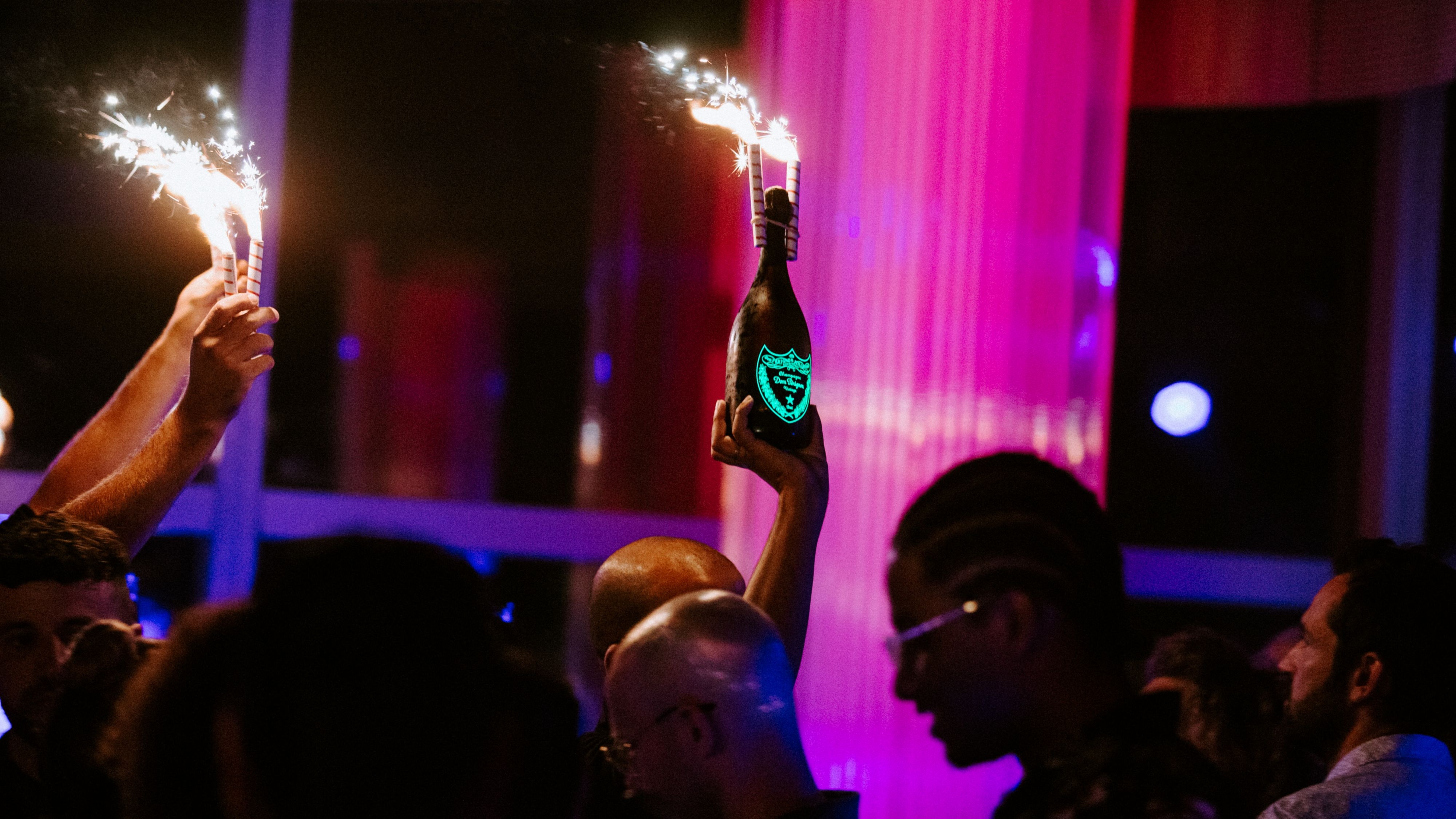 一位身穿牛仔夹克、戴着大耳环的女人带着若有所思的表情。​