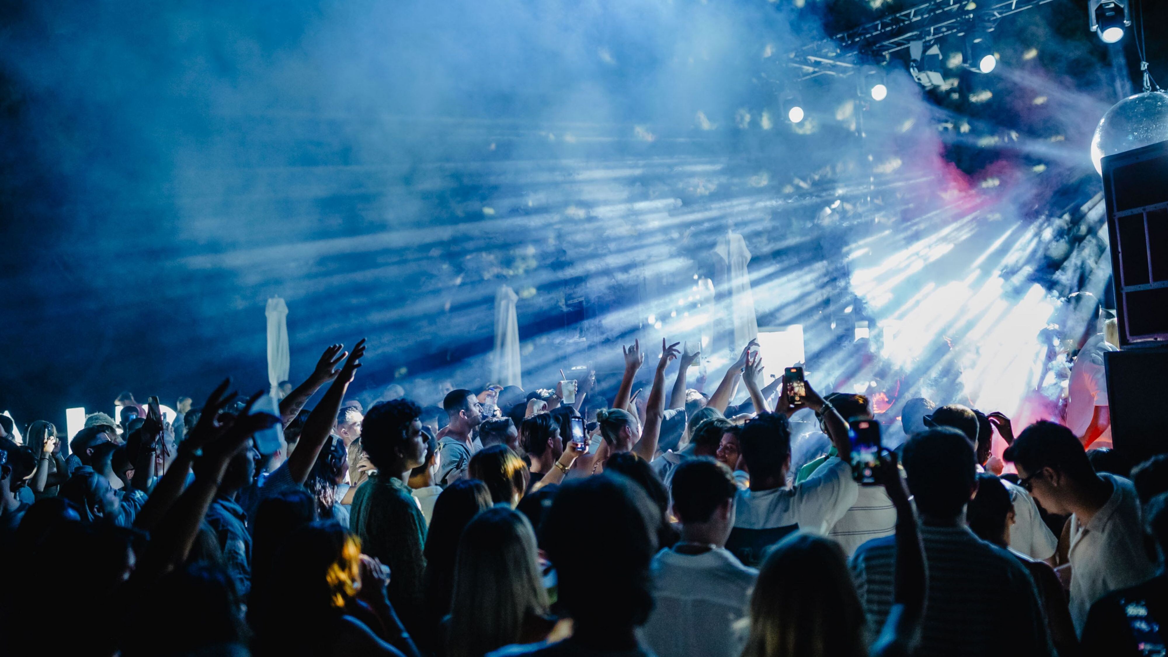 多名时尚年轻男士在俱乐部中听着音乐​