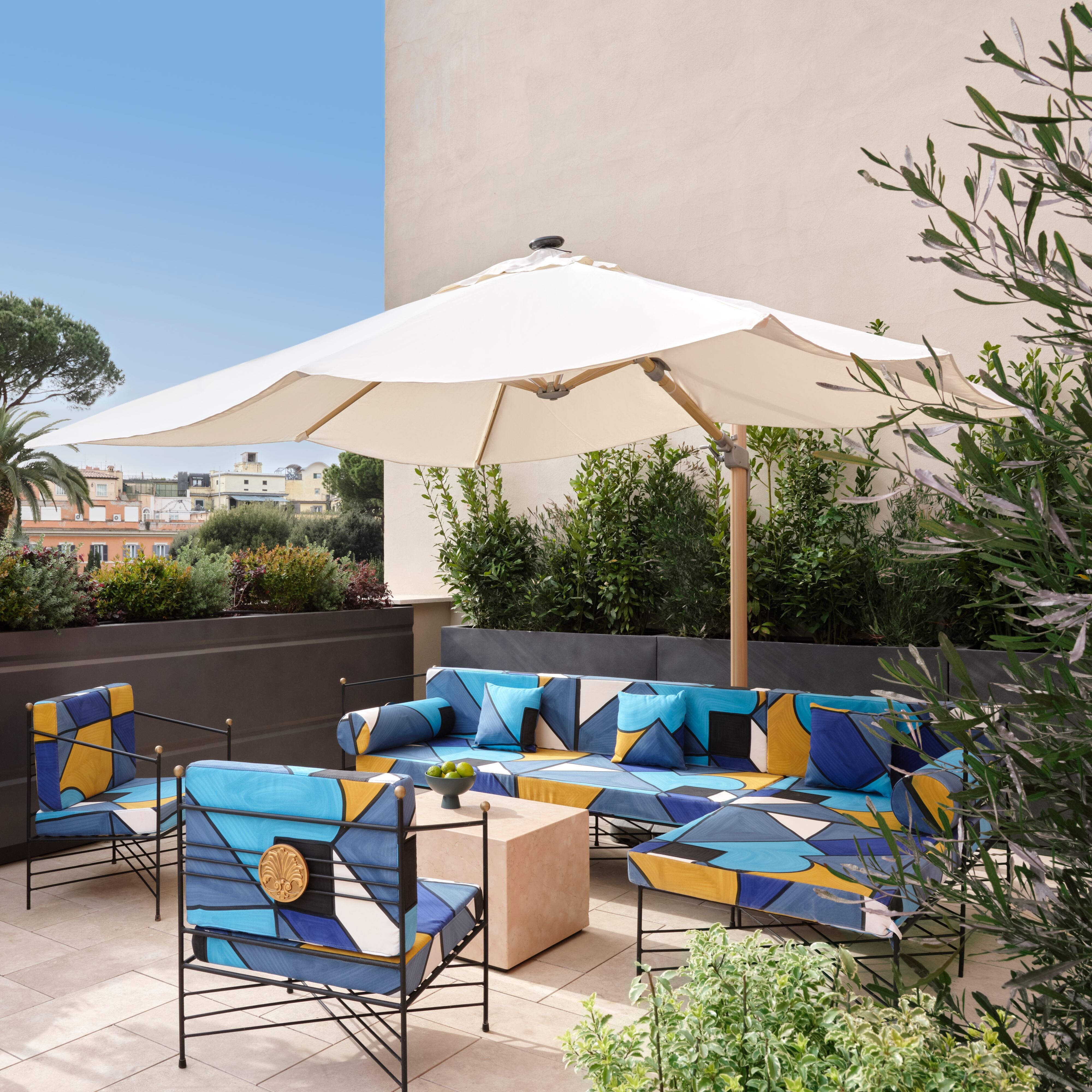 室外休息区，带座椅、沙发和遮阳伞