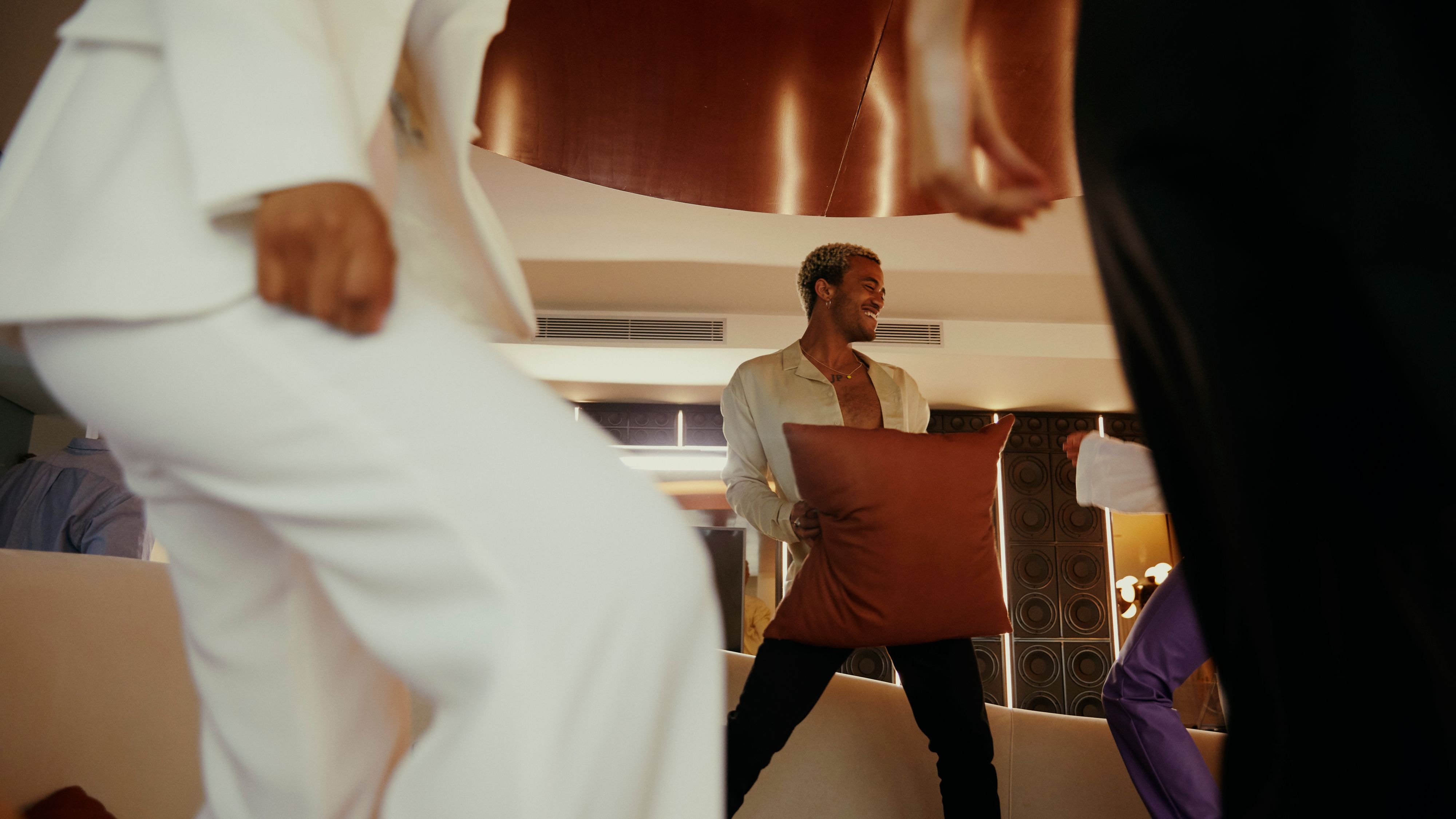 充满活力的人群在一个时尚的俱乐部跳舞，并观注着舞台上的表演。​