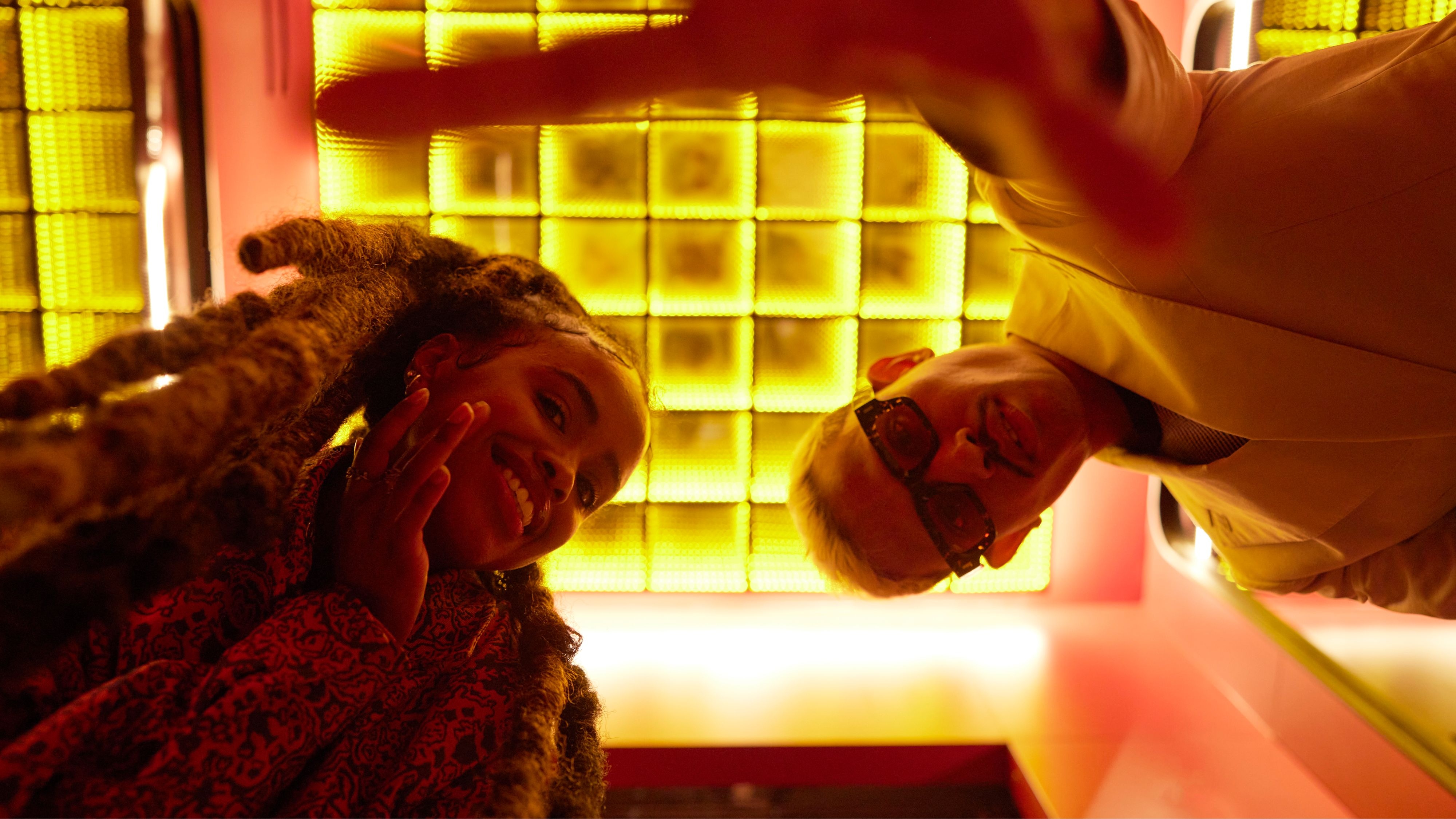 一名身穿蓝色短款上衣的女子专心弹奏着一个红色 Nord Stage 3 键盘，不少观众在用手机录影。​ ​