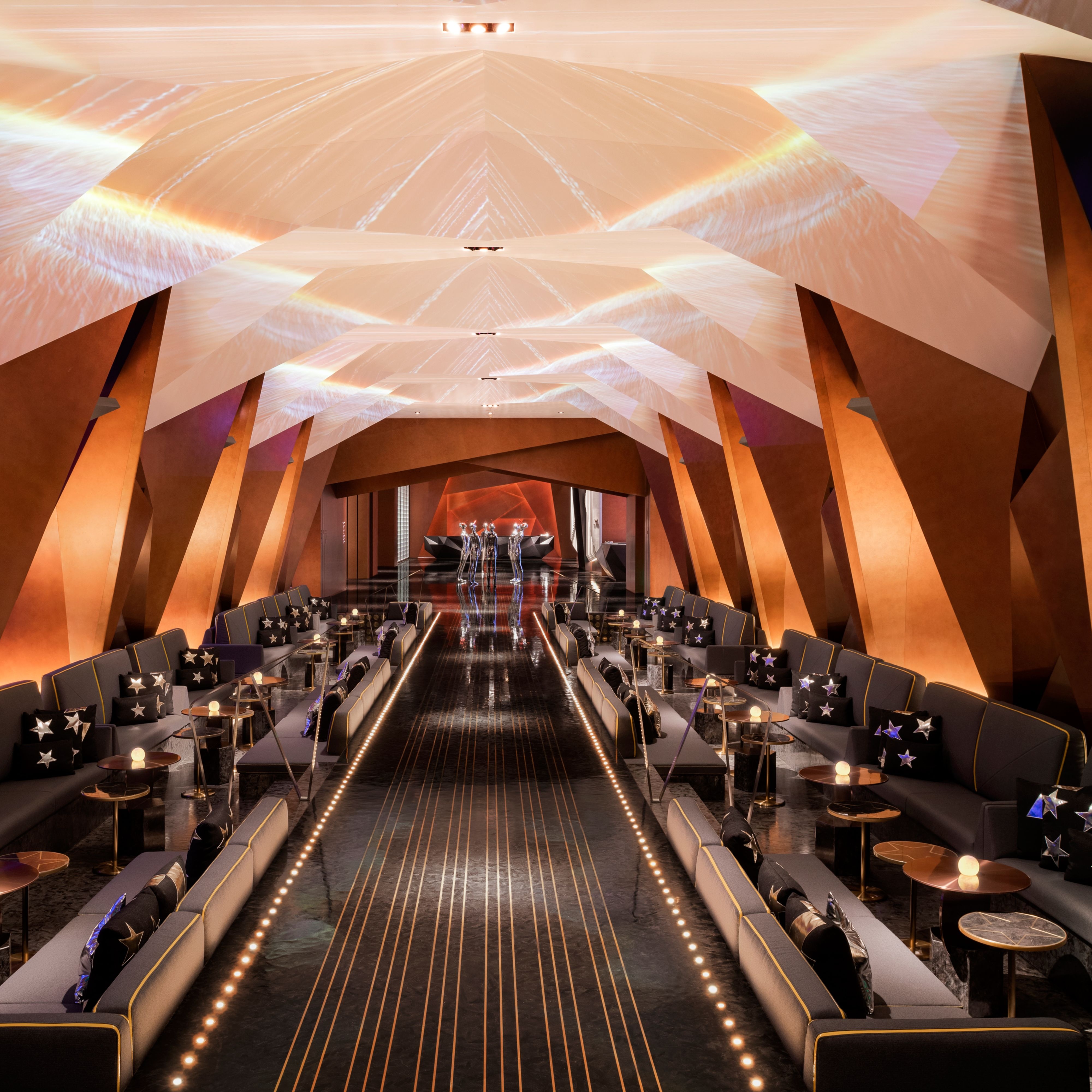 RUNWAY Destination Bar On 6F