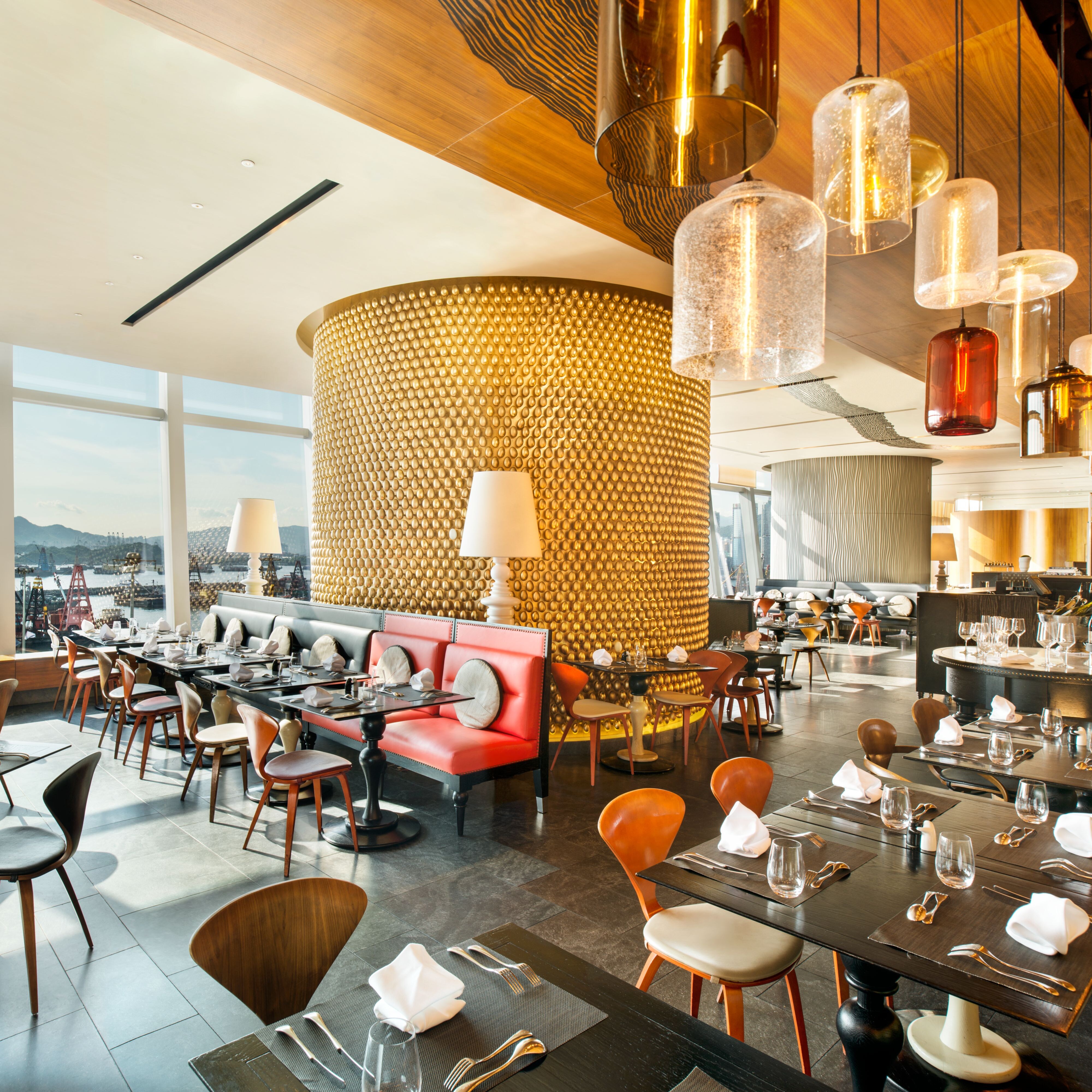 主用餐区的日间视角，窗外是美丽的海景