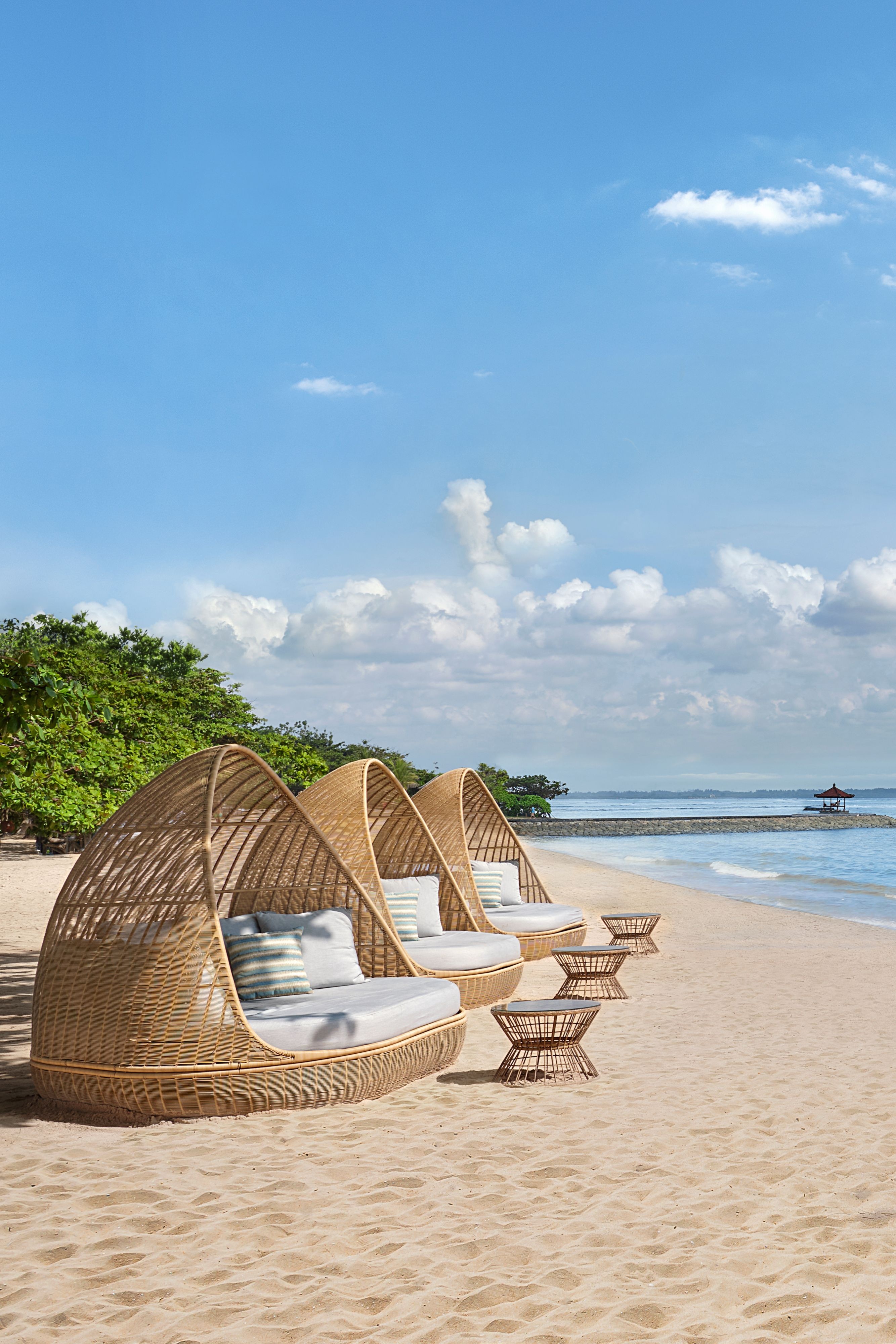 蔚蓝海洋中的岛屿与船只