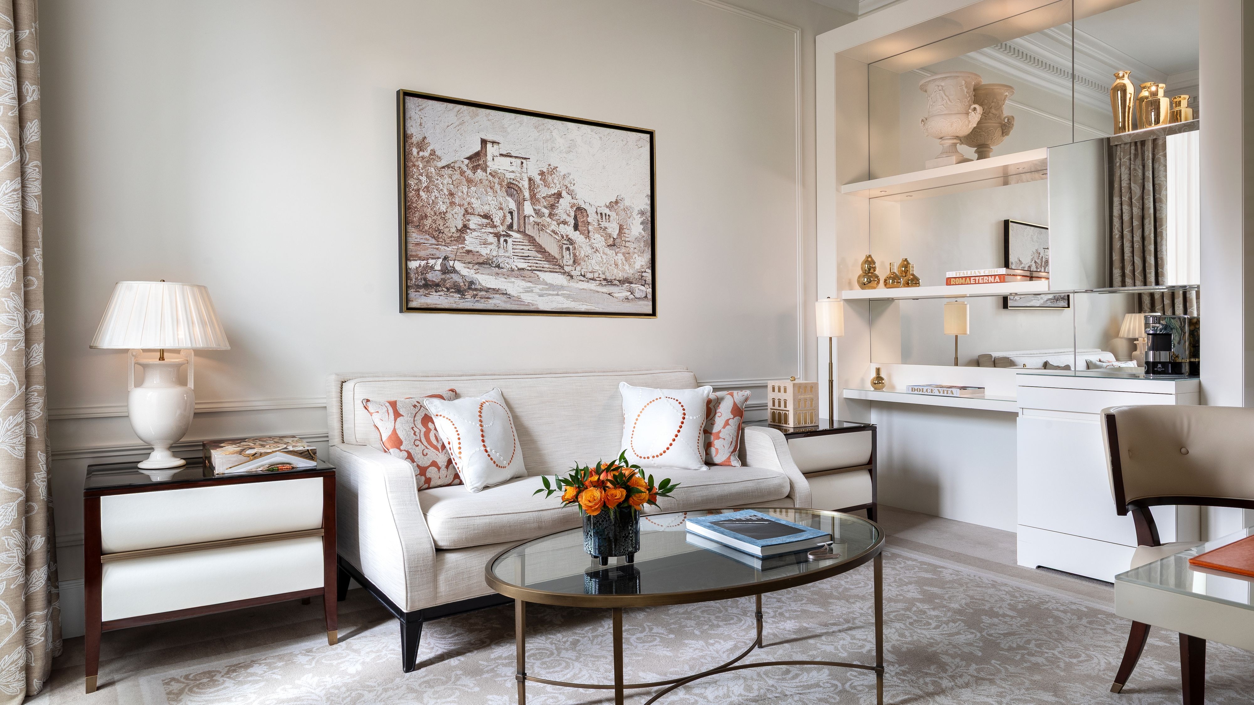 瑞吉套房起居室