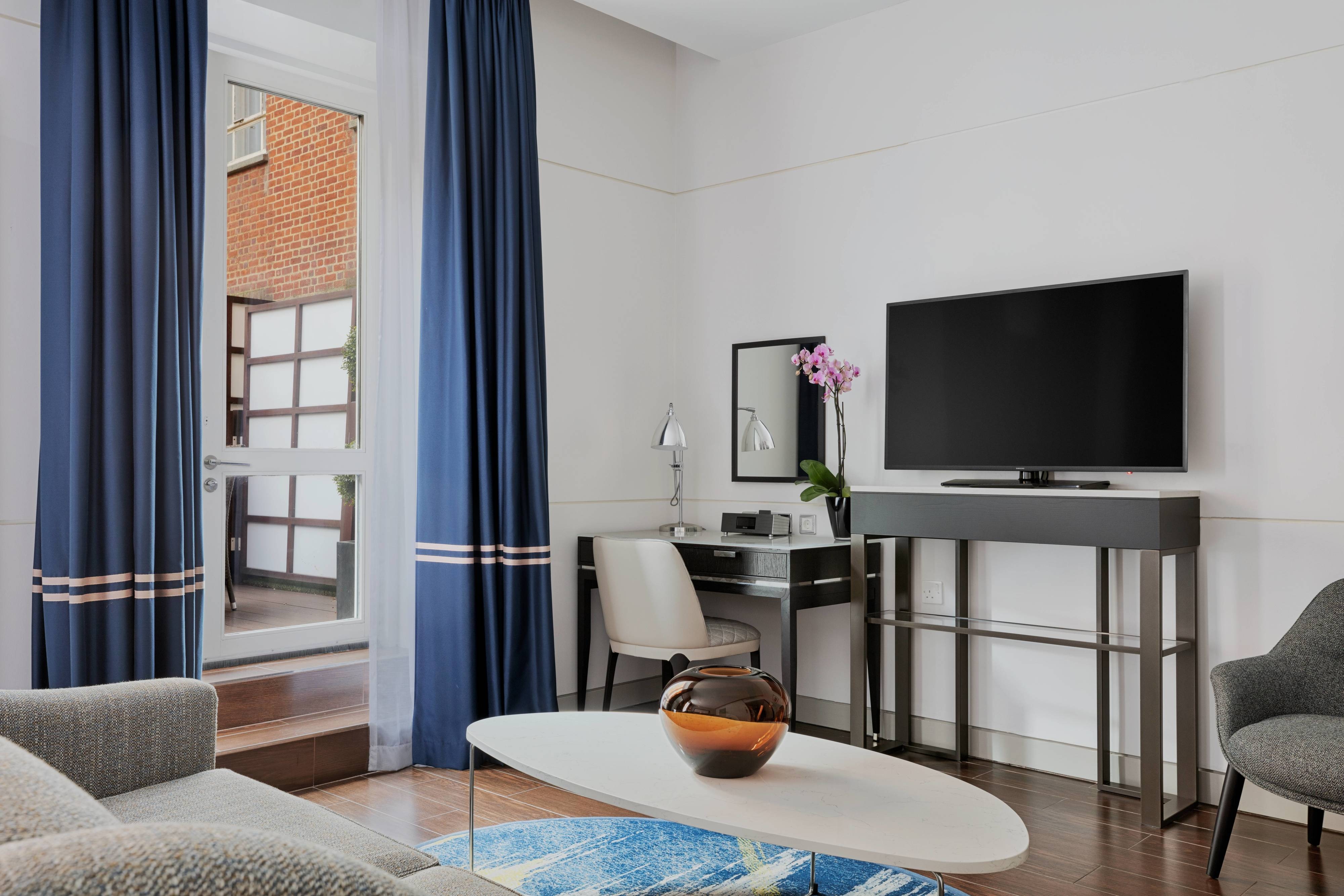 Guest suite living area