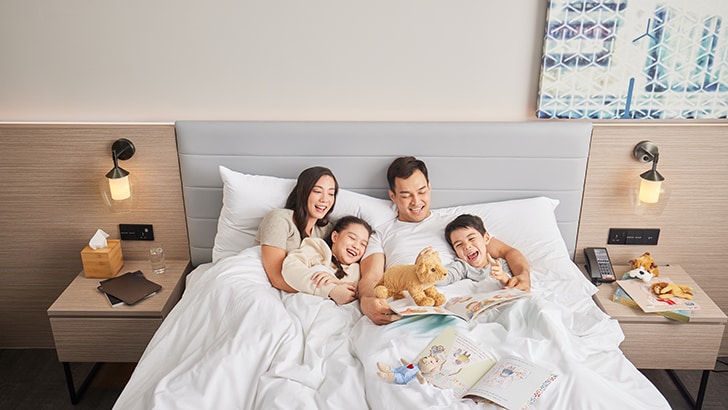 一家四口在客床上阅读