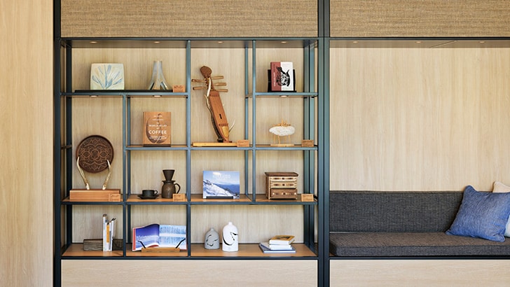 具有不同配件的装饰搁板