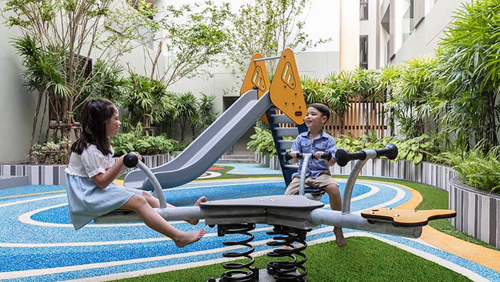 两个孩子在操场上用跷跷板​