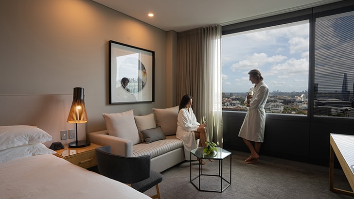 穿着浴袍的情侣在酒店房间里聊天​